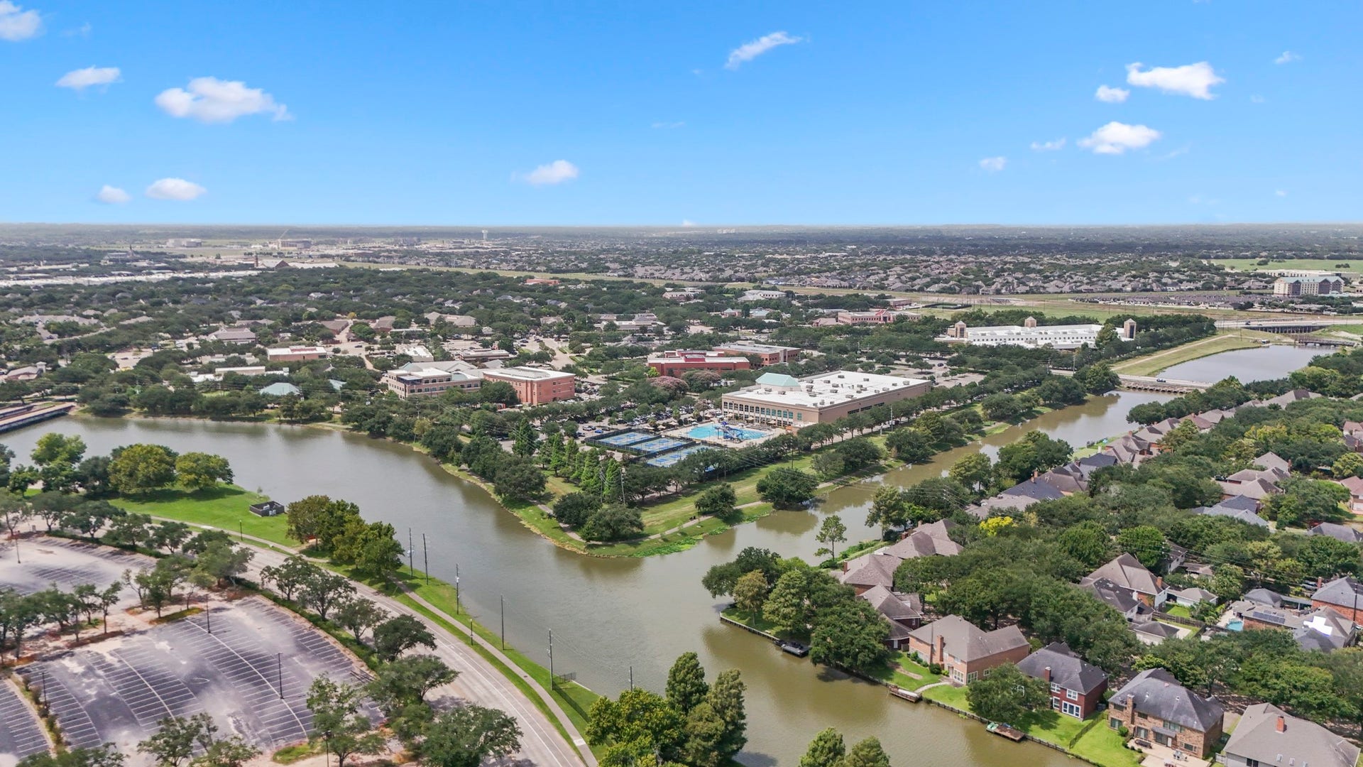 Take a leisurely stroll along the nearby scenic lakefront Brooks Lake Trail to local restaurants, shopping, and everyday conveniences, like Whole Foods, Churasscos, Sushi Masa, Torchys, Lifetime Fitness, Pacific Coast Tacos, Orangetheory Fitness & much more!