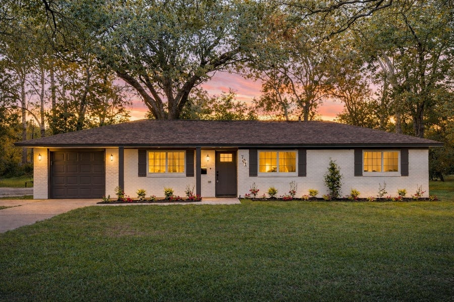 Property photo for 701 Cannan Drive, Angleton, TX