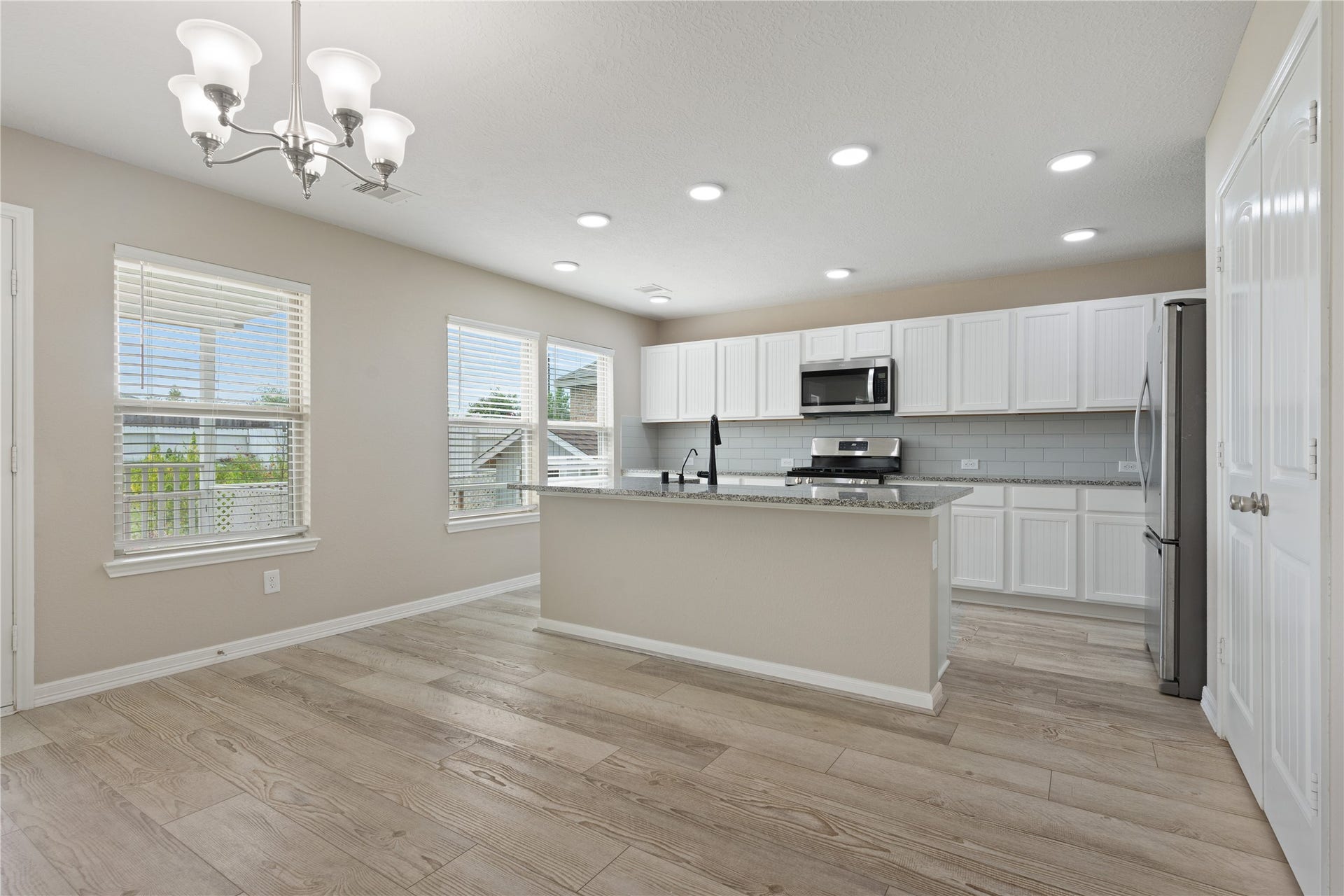 Dinning room kitchen back yard view