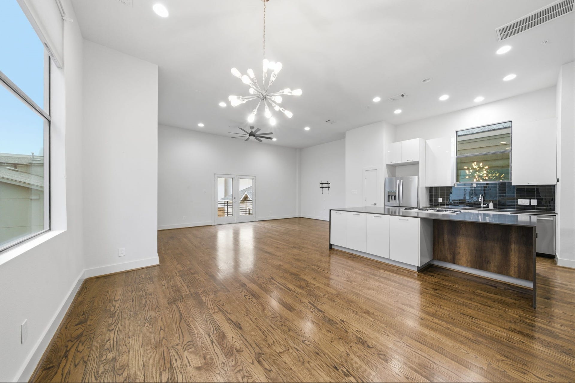 1215 Summer Street, #C, Houston, TX 77007 Modern light fixture in the Dining area! Plenty of room for a large Dining table - great for entertaining friends and family!