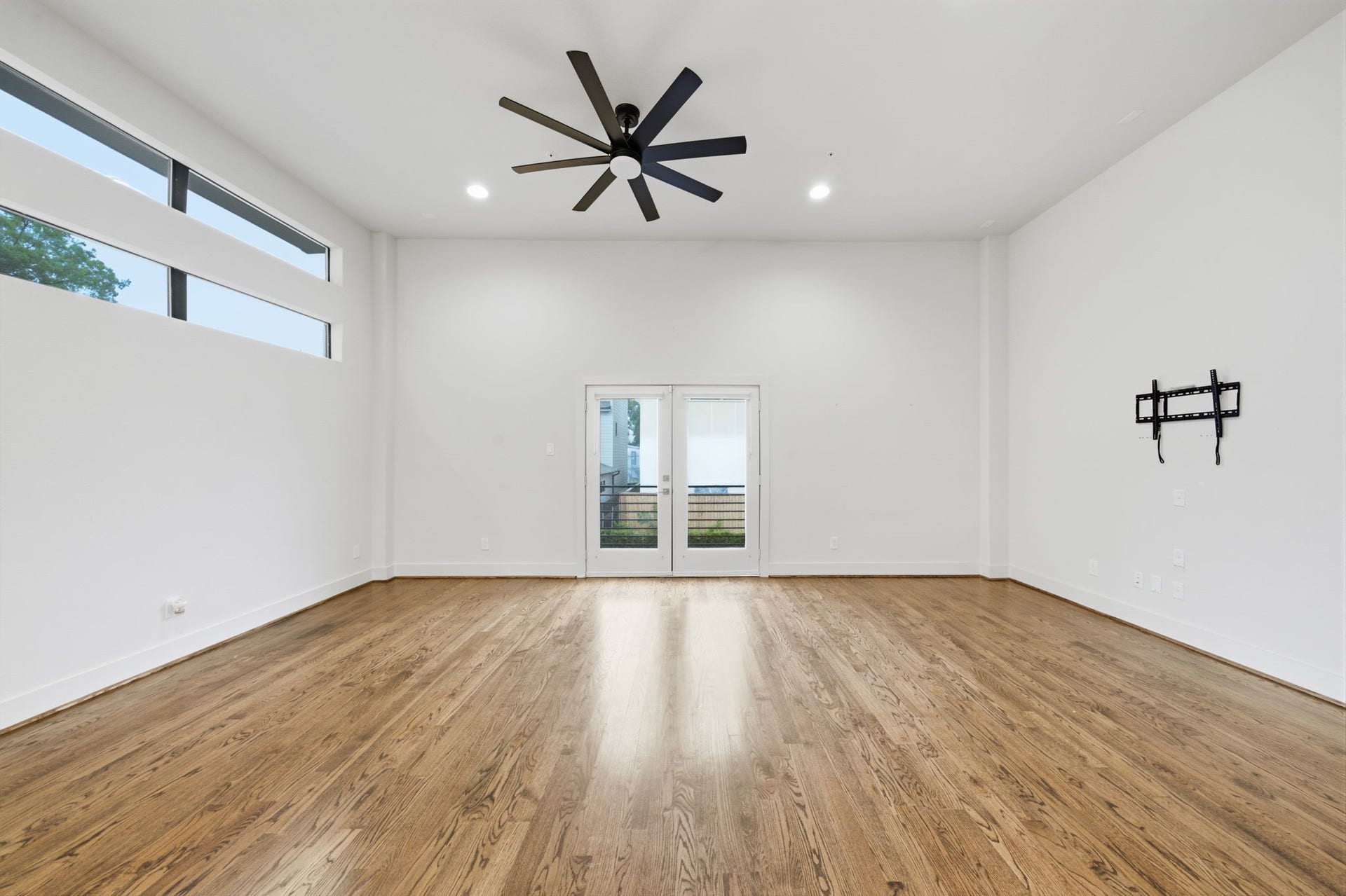 1215 Summer Street, #C, Houston, TX 77007 2nd floor - OPEN PLAN Living-Dining-Kitchen. Living Room measures approx. 21x13' - What a GENEROUS space! Balcony off the Living Room allowing for access to some outside space and big windows letting in lots of natural light!