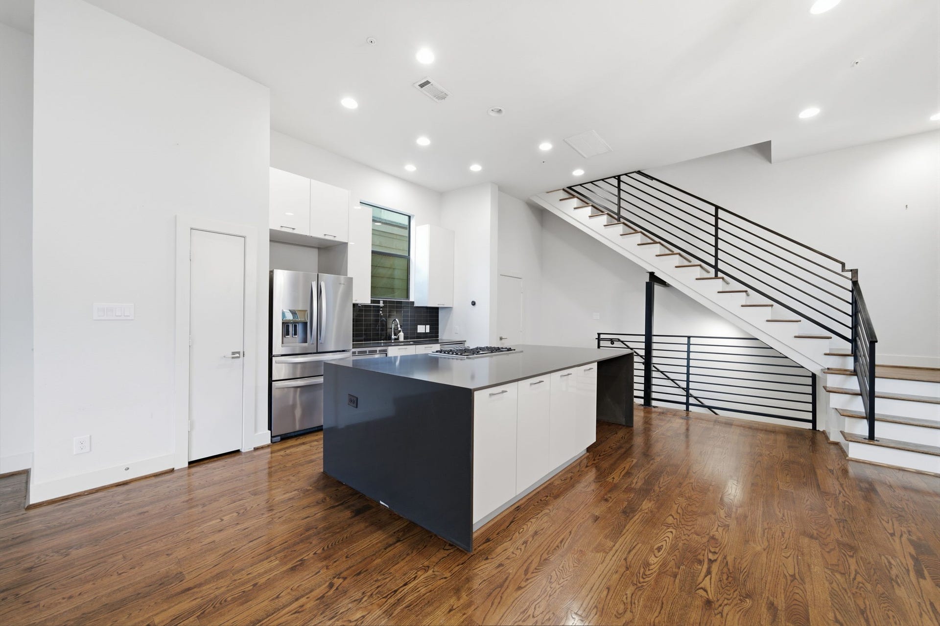 1215 Summer Street, #C, Houston, TX 77007 Note the WOOD floors throughout the home - NO CARPET! TALL CEILINGS!!