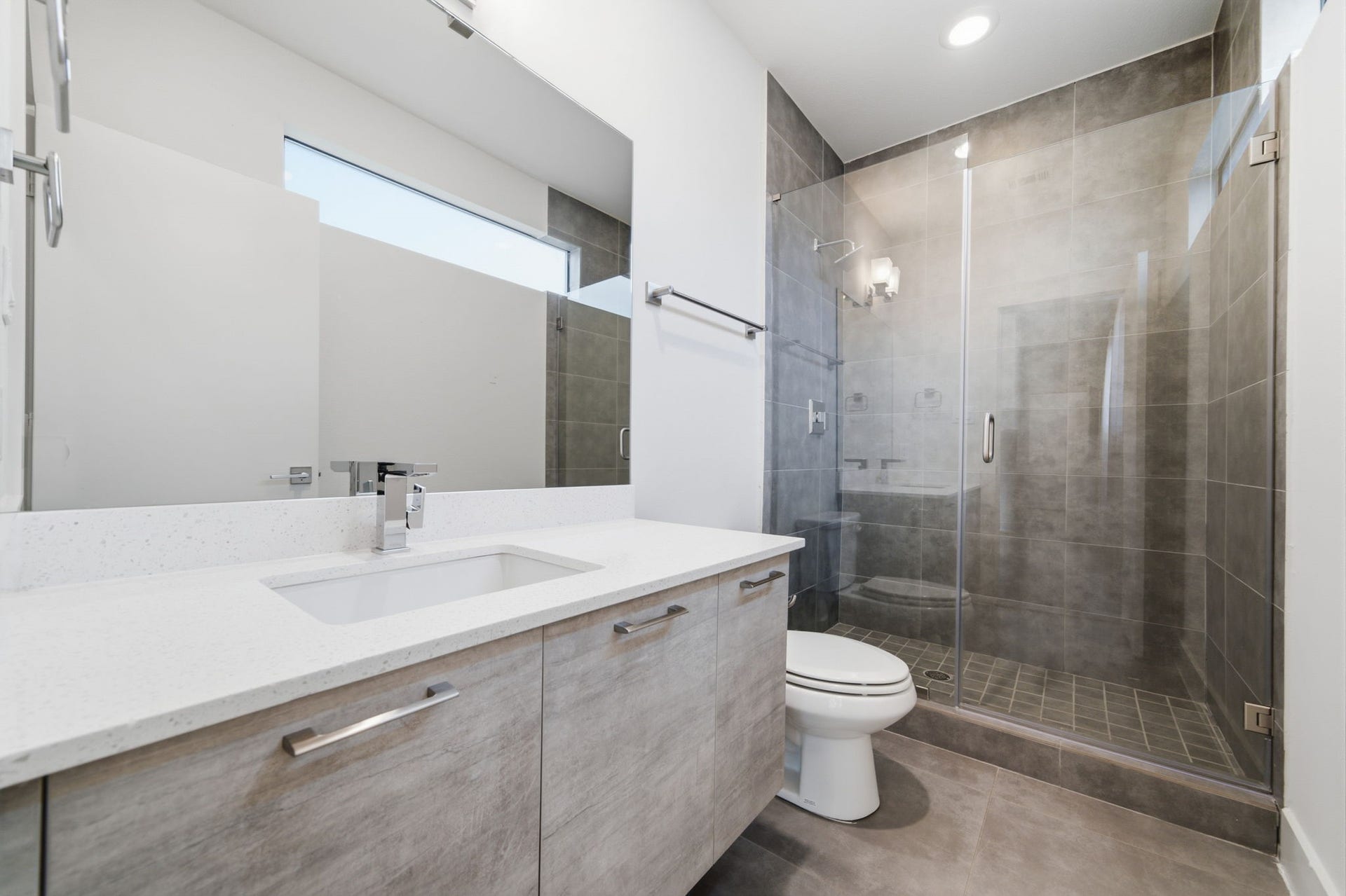 1215 Summer Street, #C, Houston, TX 77007 Stand up shower in this guest bathroom!