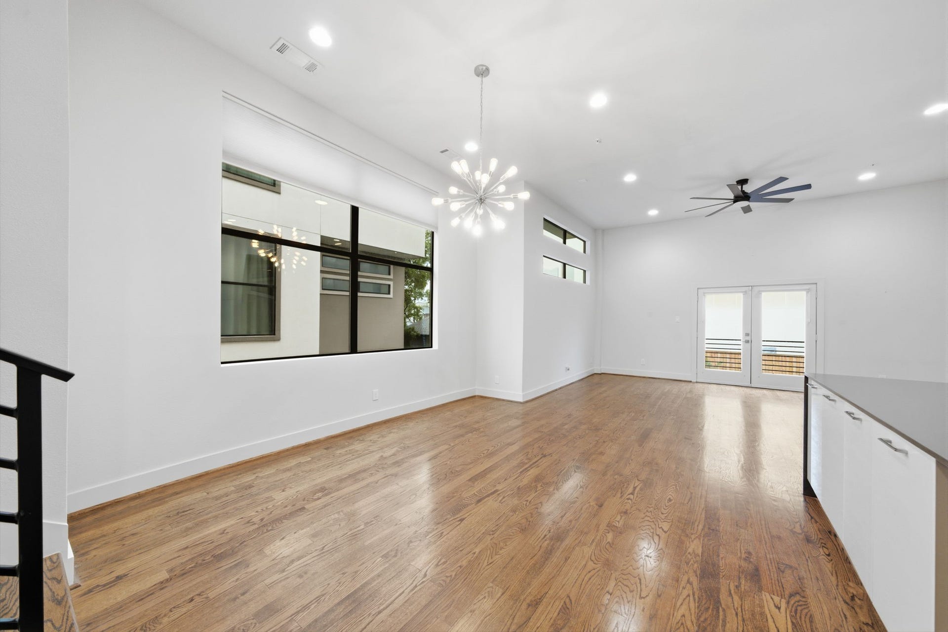 1215 Summer Street, #C, Houston, TX 77007 One last look at the OPEN PLAN Living-Dining-Kitchen! The combination of fresh white walls, TALL ceilings and lots of windows make this space feel so light and airy!