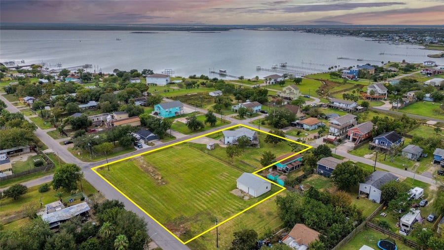 Property photo for 1045 12th Street, Dickinson, TX