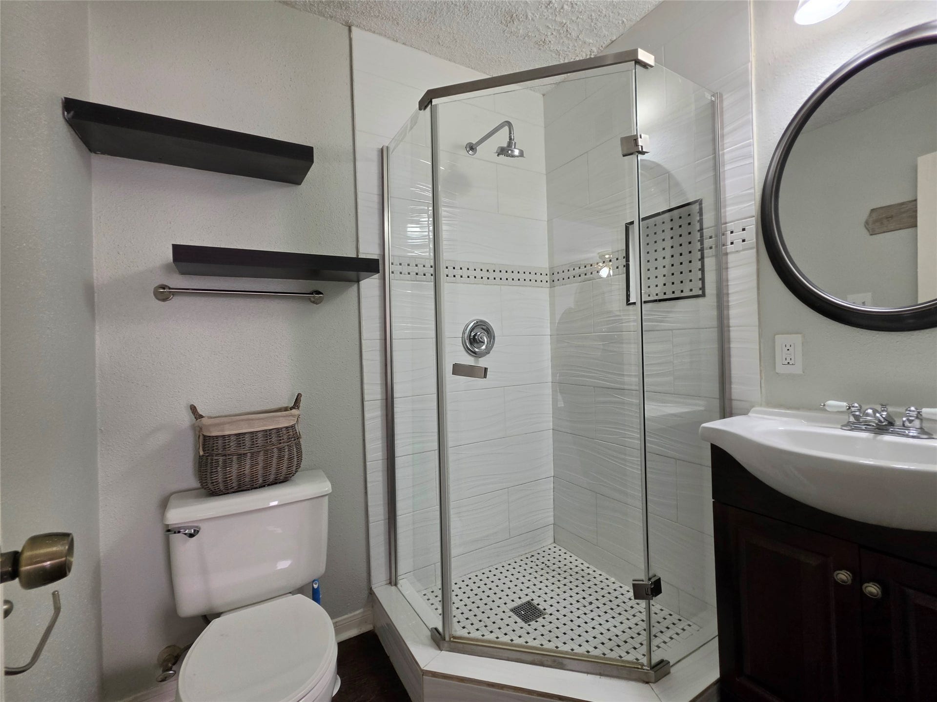 1516 Bay Area Boulevard, #L1, Houston, TX 77058 2nd Bathroom