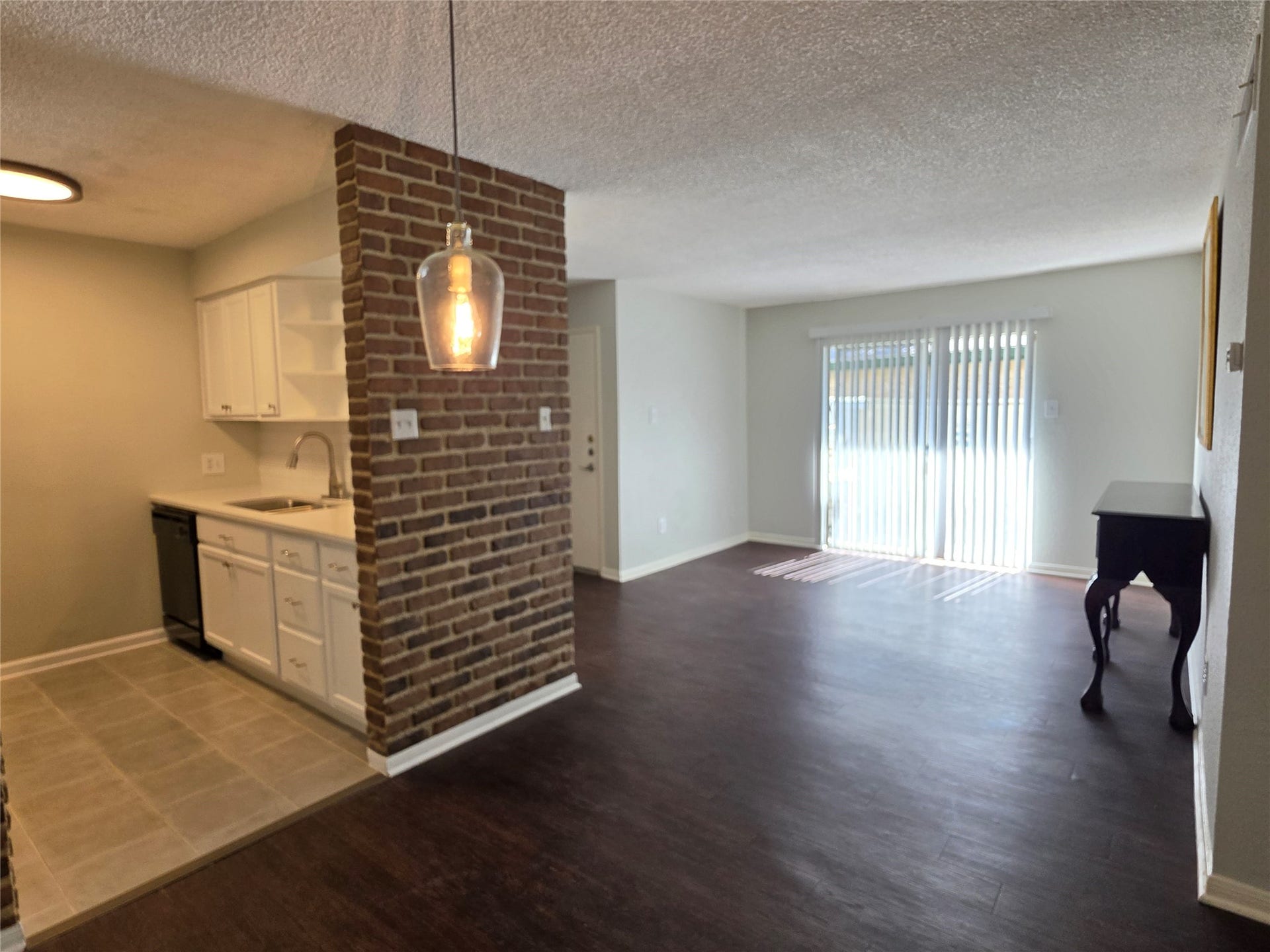 1516 Bay Area Boulevard, #L1, Houston, TX 77058 Dining/Living Area