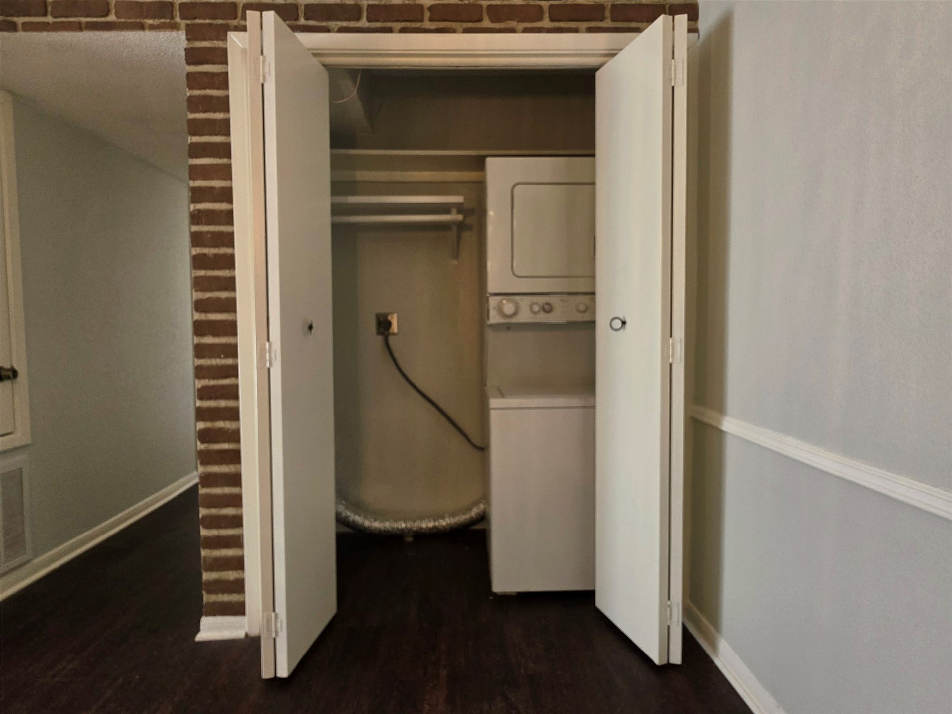 1516 Bay Area Boulevard, #L1, Houston, TX 77058 Stack Washer & Dryer