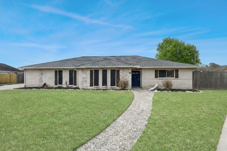 Property photo for 15 Haverford Lane, Friendswood, TX