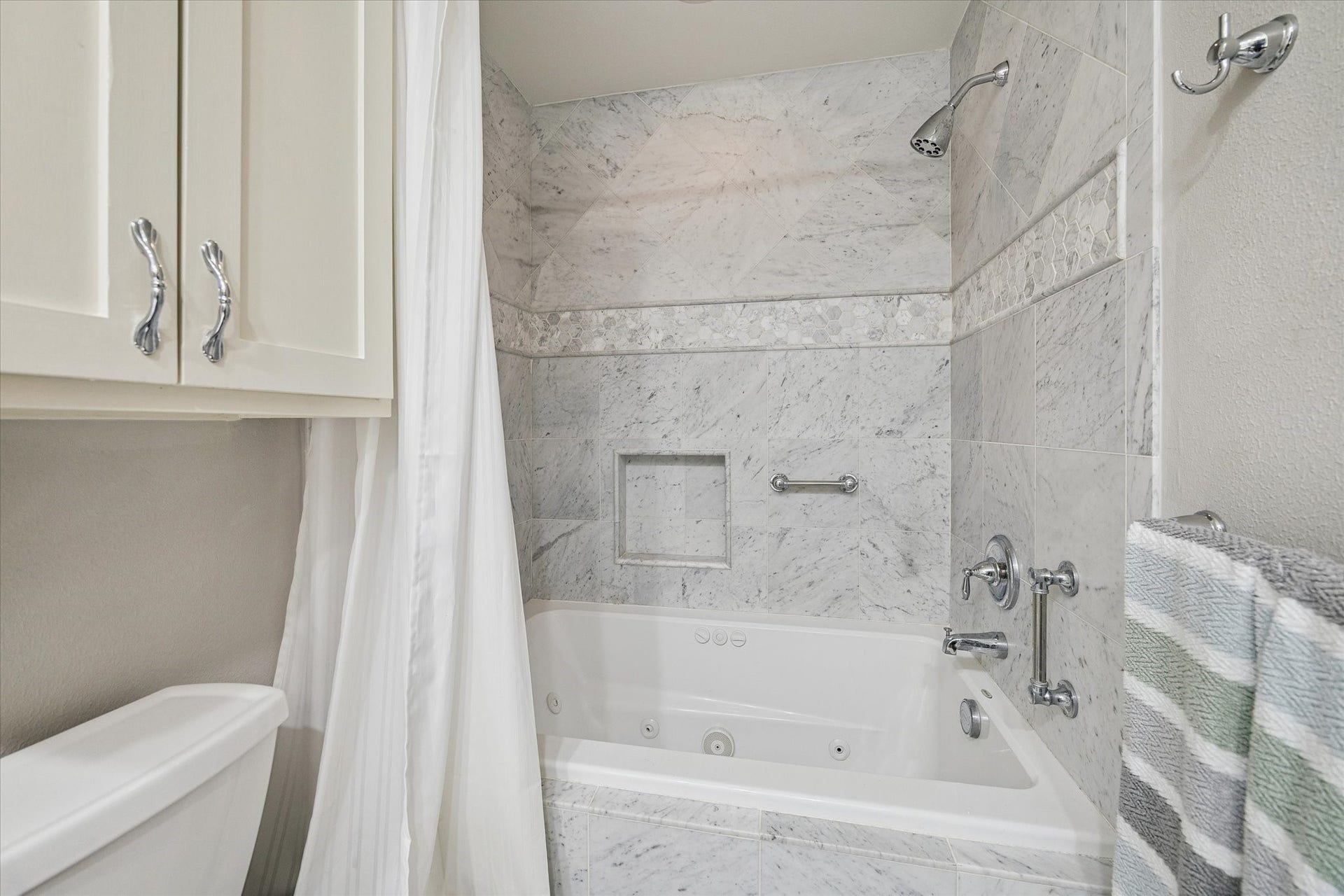 14 Stonegate Drive, Houston, TX 77024 En suite bathroom to murphy bed bedroom