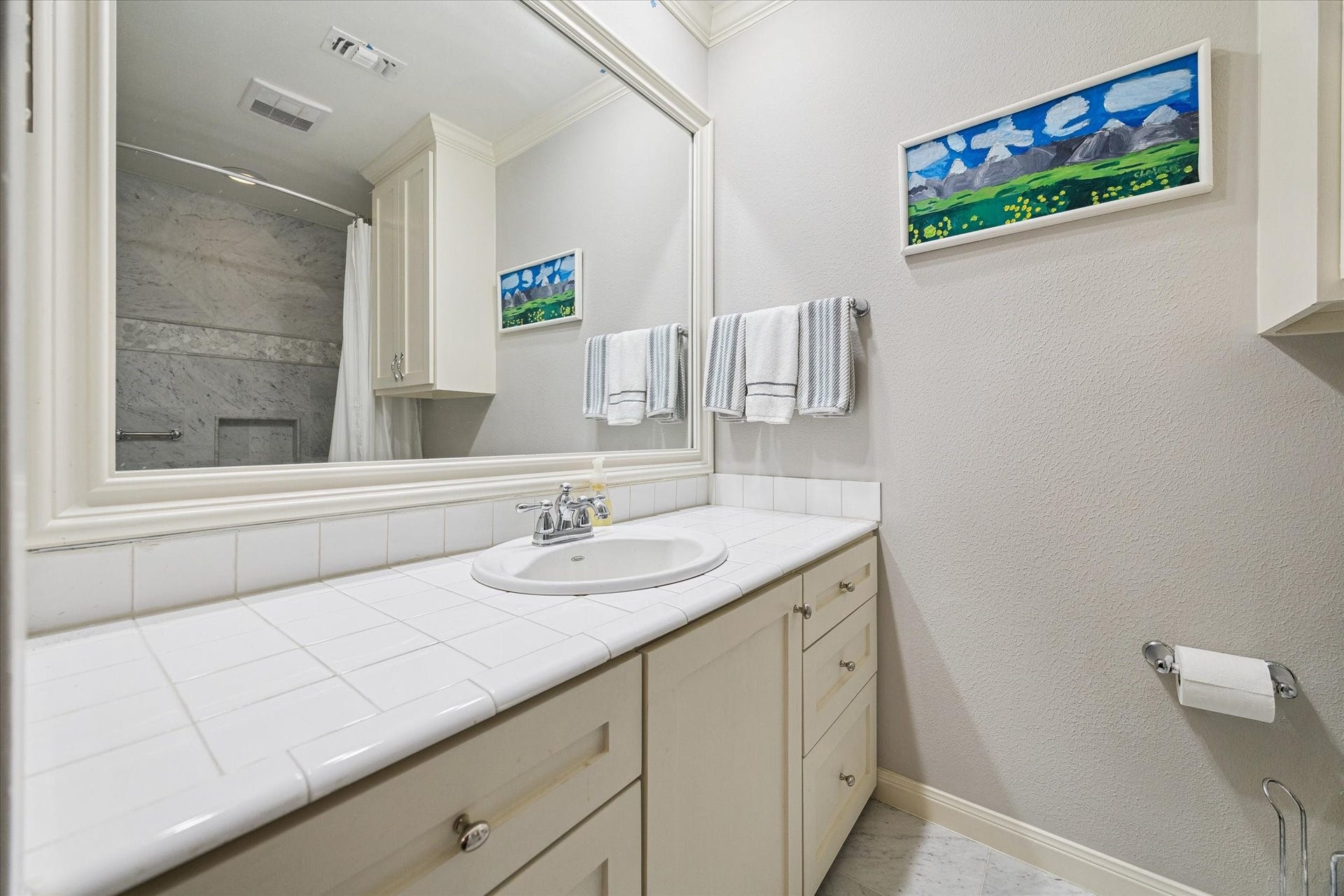 14 Stonegate Drive, Houston, TX 77024 En suite bathroom to murphy bed bedroom
