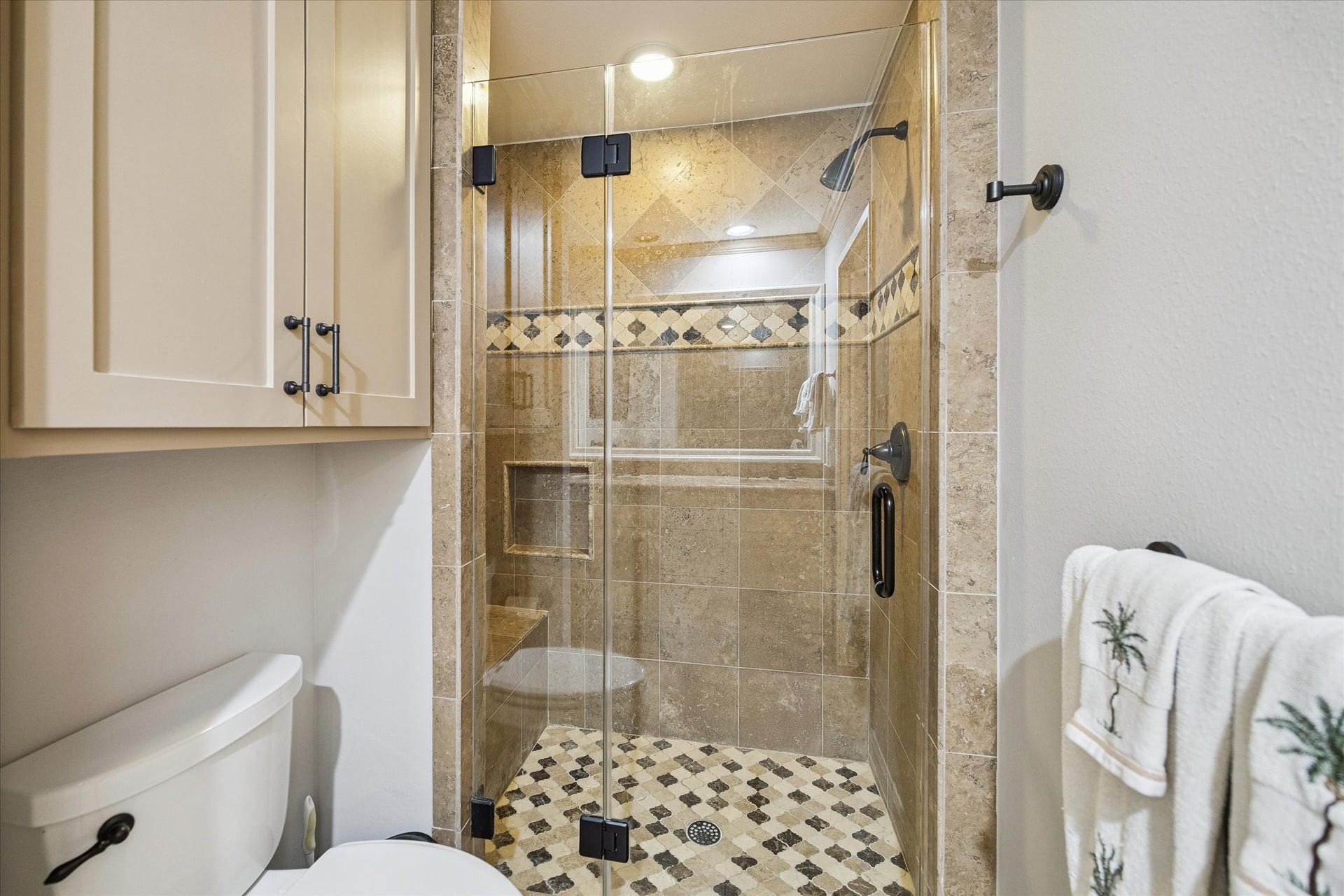 14 Stonegate Drive, Houston, TX 77024 En suite bathroom
