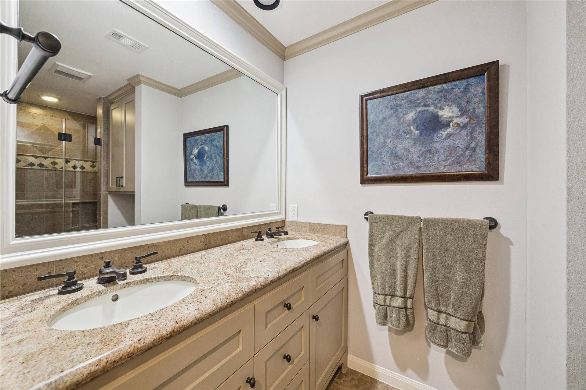 14 Stonegate Drive, Houston, TX 77024 En suite bathroom