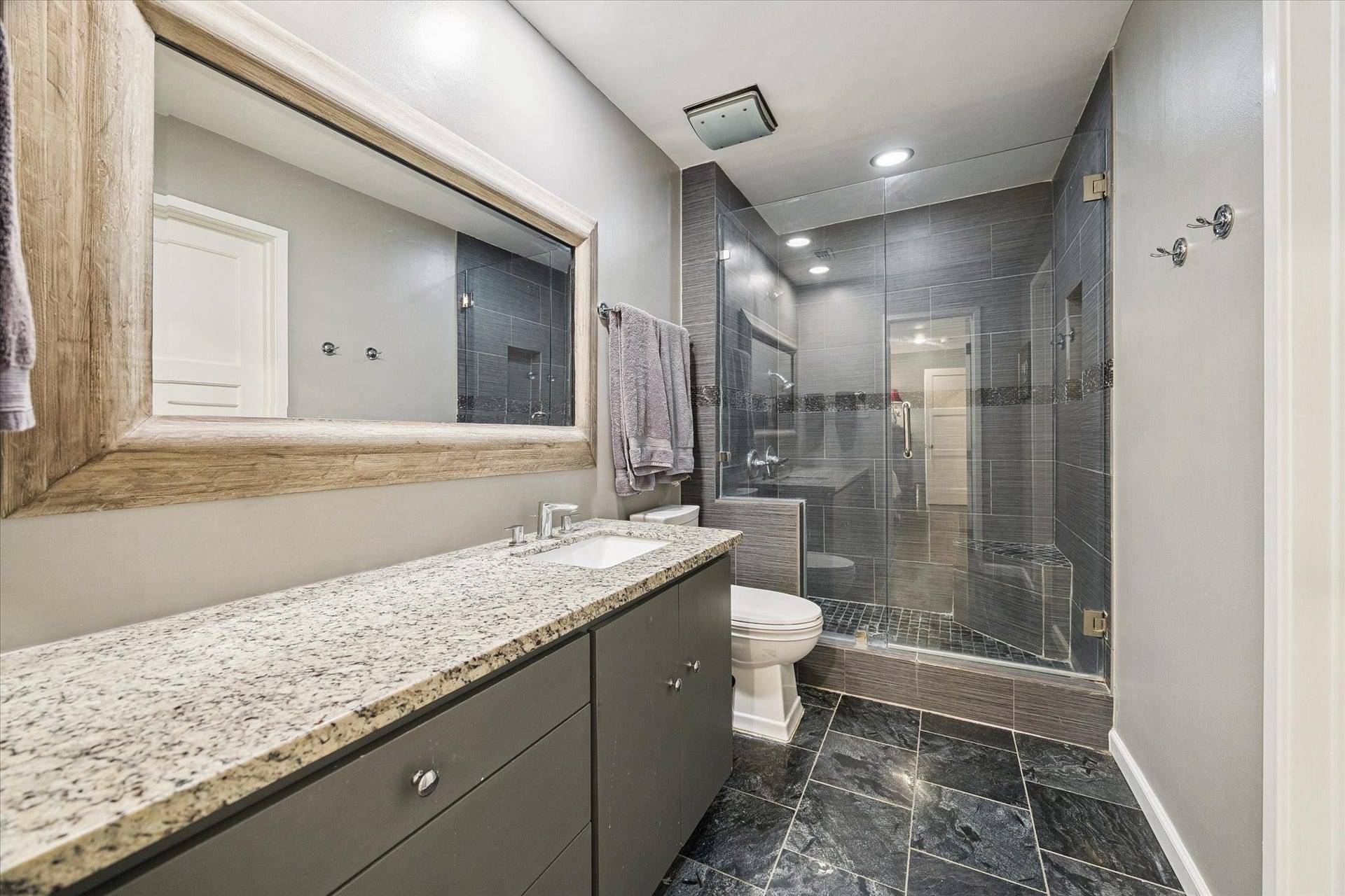 14 Stonegate Drive, Houston, TX 77024 Hollywood bath shared with gameroom and secondary bedroom.