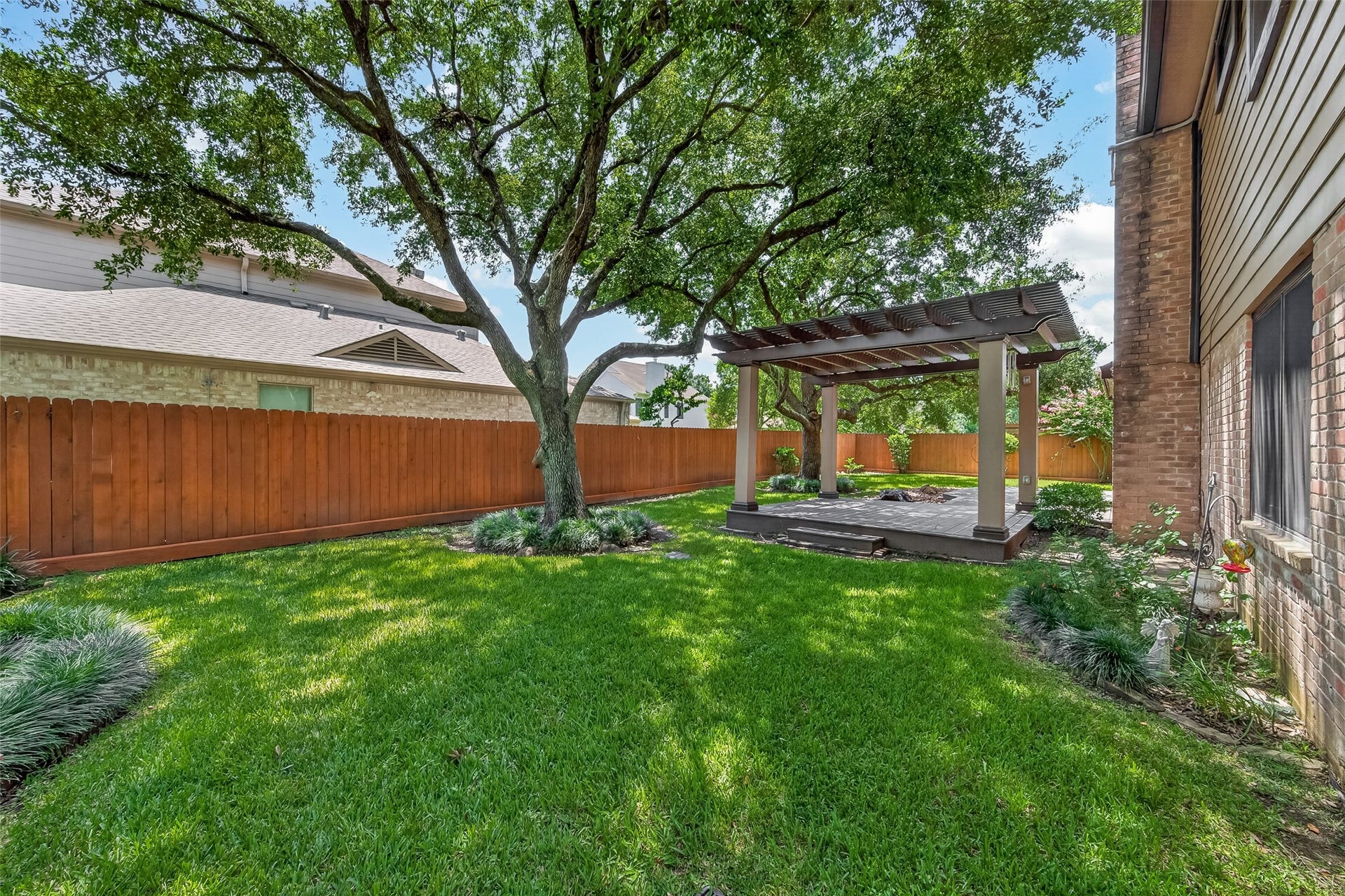Such a pretty setting! The gorgeous oak trees are meticulously manicured to perfection. What a stunning, shady spot to enjoy the seasons in Sugar Land.