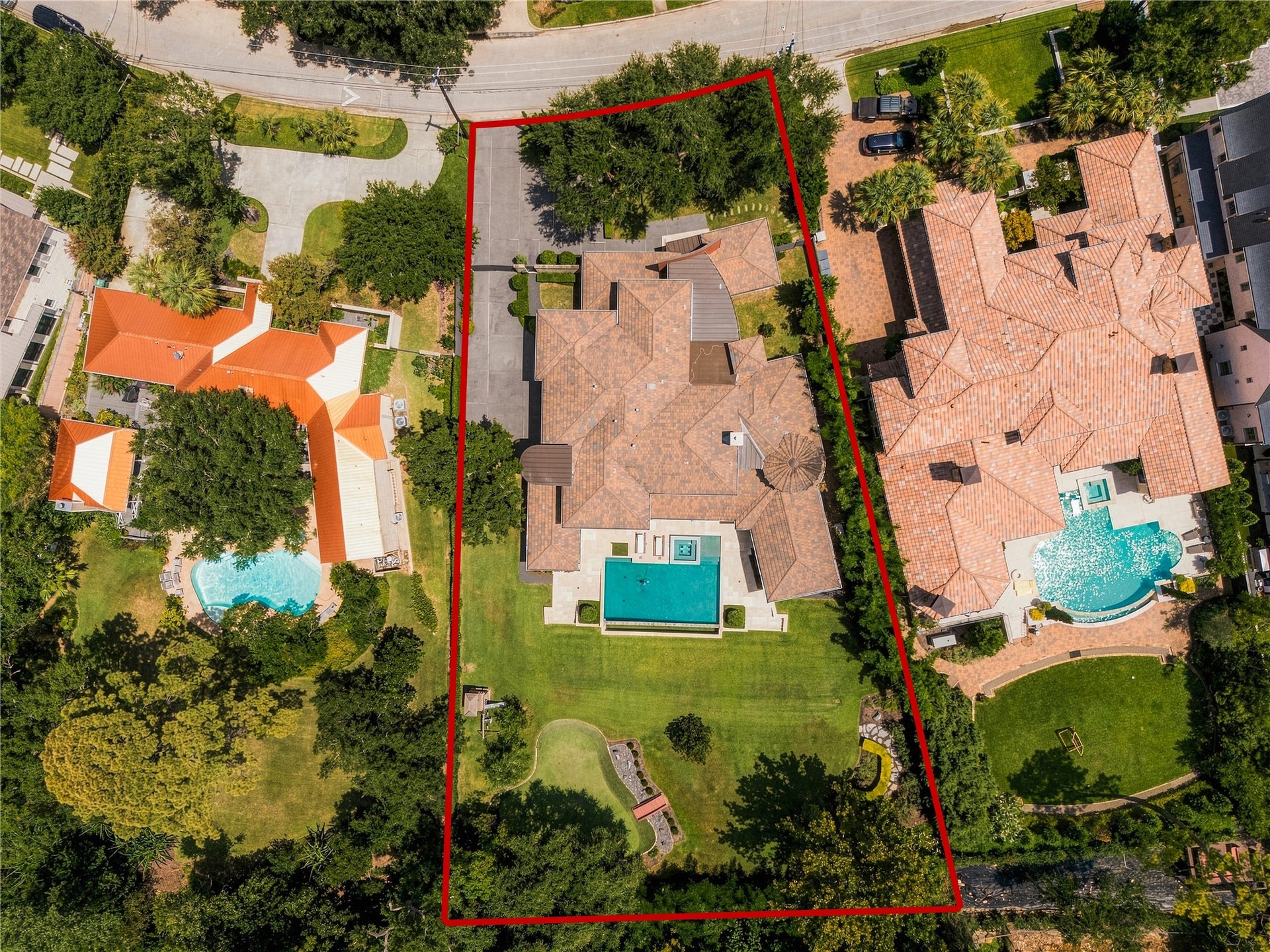 309 Glenwood Drive, Houston, TX 77007 A perspective that reveals what makes the 309 Glenwood so difficult to replicate the residence, gated motor court and 3-car garage occupy only part of the property, leaving remarkable grounds for the heated infinity pool, spa, putting green and expansive lawn. In Crestwood/Glen Cove, this combination of land, privacy and proximity to the heart of Houston is increasingly rare only found on a few streets of the entire neighborhood.