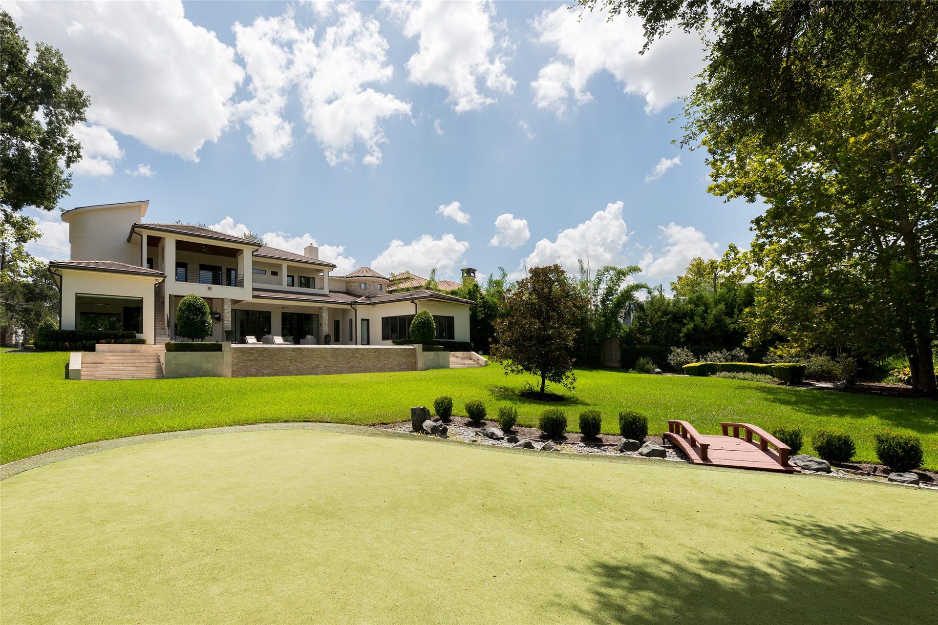 309 Glenwood Drive, Houston, TX 77007 An expansive lawn creates a remarkable sense of openness behind the residence, anchored by a private putting green and framed by mature landscaping. A setting that feels more like a private estate than a home positioned just moments from the heart of Houston