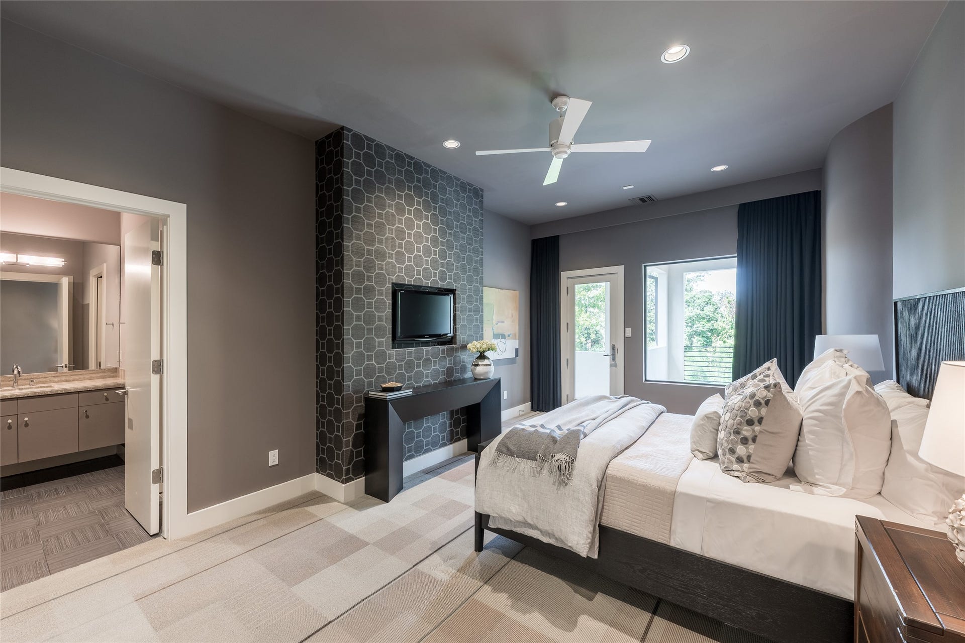 309 Glenwood Drive, Houston, TX 77007 A private second-floor guest suite provides its own living area with direct access to the covered upstairs balcony. The separate setting gives guests a comfortable retreat while maintaining easy access to the homes secondary living and entertaining spaces.