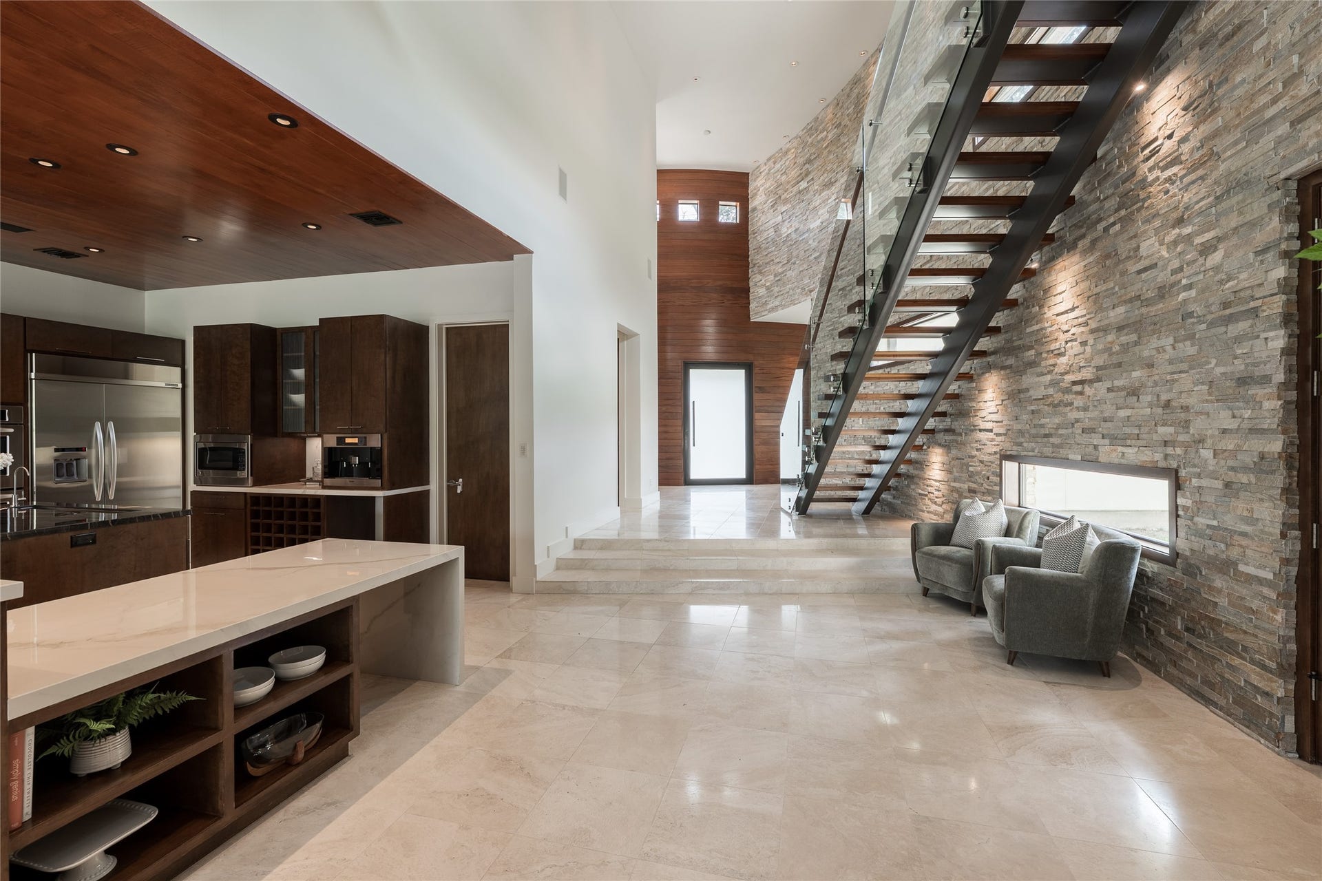 309 Glenwood Drive, Houston, TX 77007 Just beyond the kitchen, a flexible sitting area creates an intimate space for conversation while maintaining the homes open flow. Its generous proportions also offer an ideal setting for a baby grand piano, creating an elegant transition between the kitchen and foyer