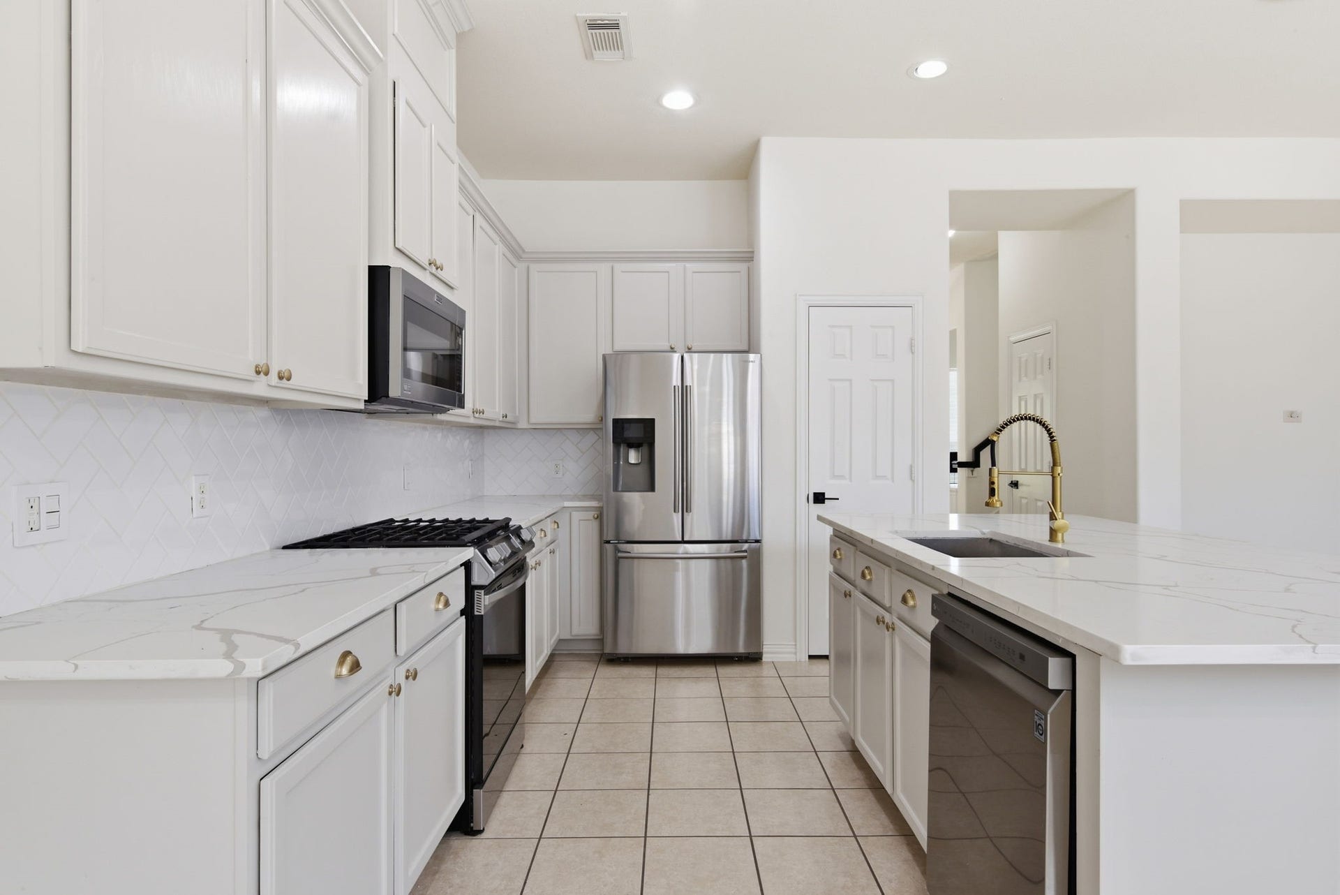 16023 Powder Springs Lane, Houston, TX 77070 Stainless steel dishwasher, updated gas stove/oven. Stainless steel microwave! What great lighting too!