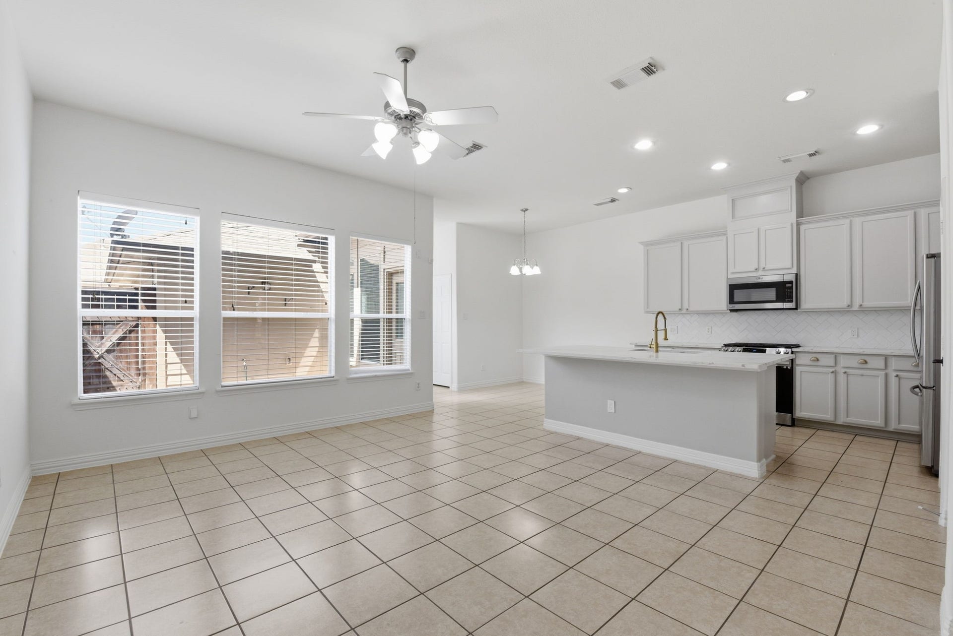 16023 Powder Springs Lane, Houston, TX 77070 Look at this open floor plan! What a perfect space to entertain! Living room, kitchen and breakfast room all open! Fresh nuetral paint, tile floors, faux white wood blinds, updated lighting!