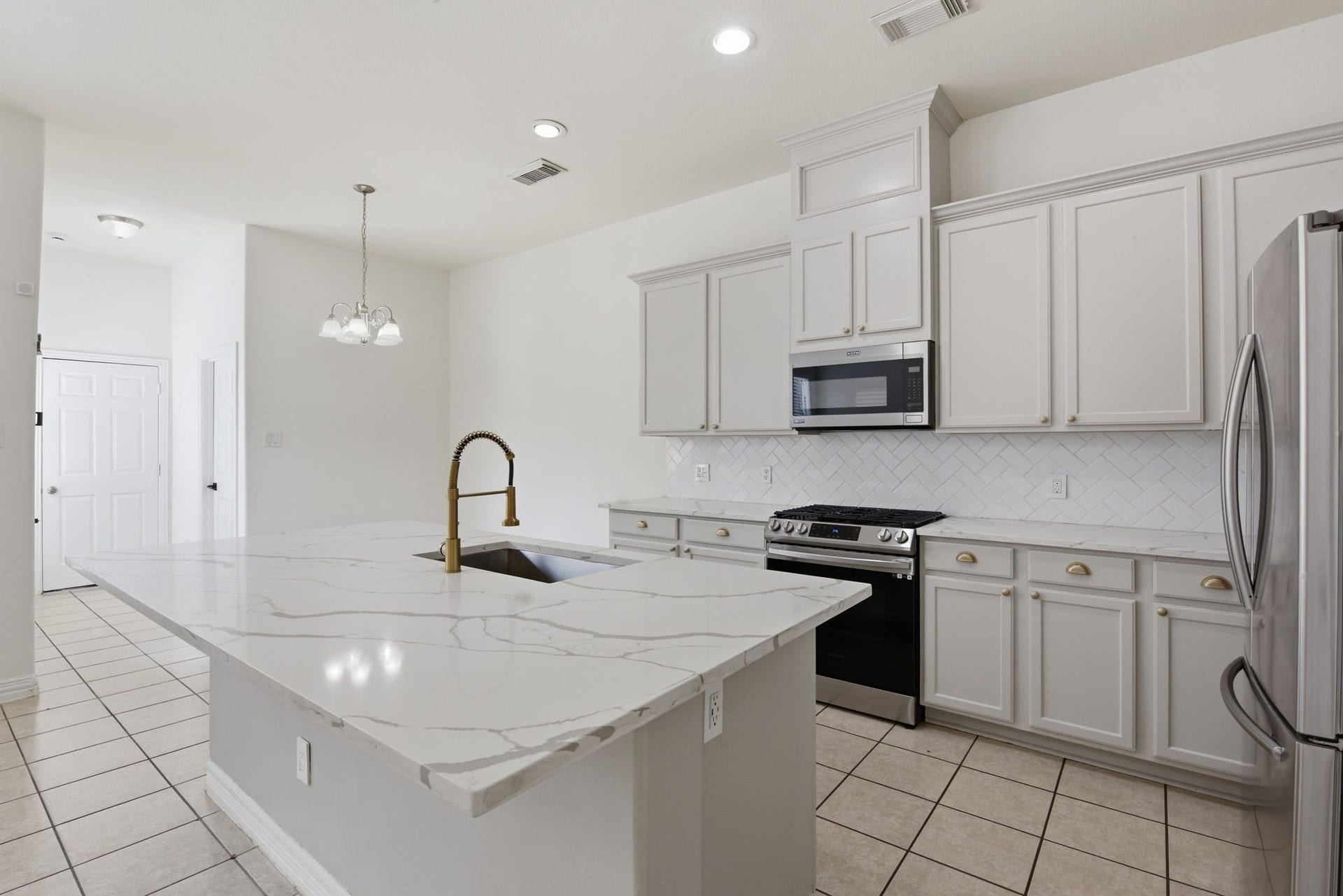 16023 Powder Springs Lane, Houston, TX 77070 The quartz countertops have such beautiful details!