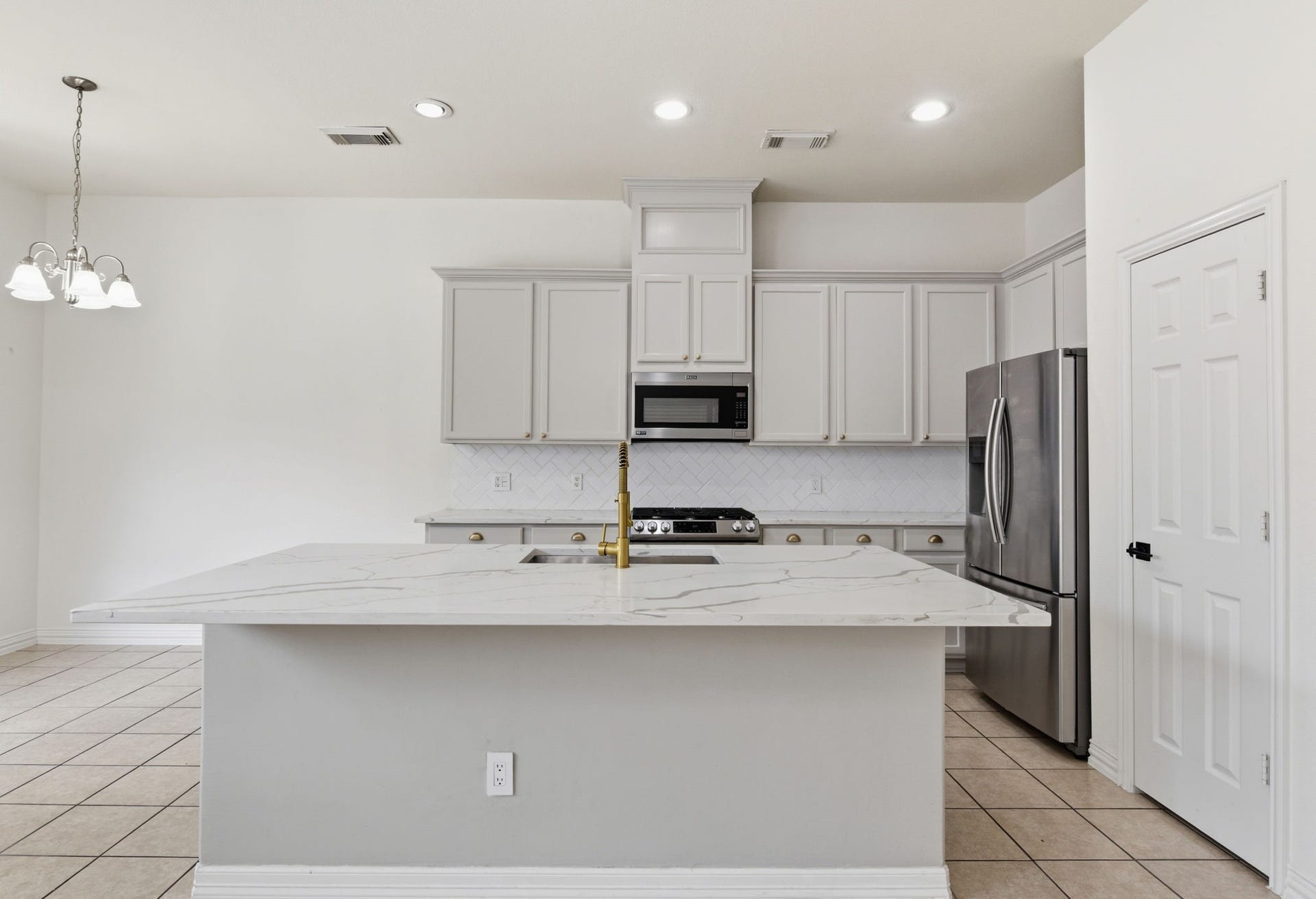 16023 Powder Springs Lane, Houston, TX 77070 Beautiful! Door to the right is the pantry.