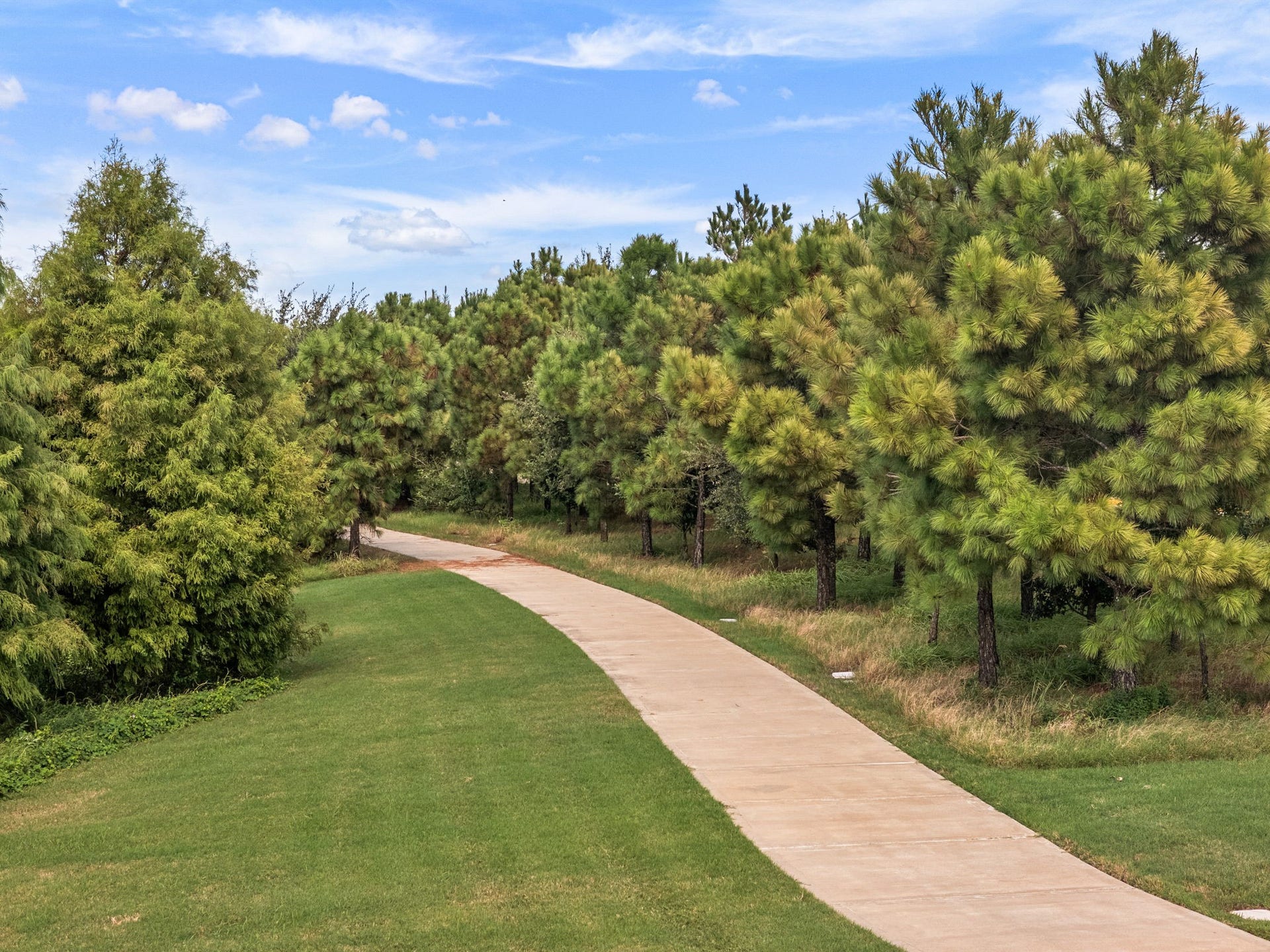 34 Edgemont Court, Fulshear, TX 77441 Located just west of Houston with access to FM 1093, the Grand Parkway, and the Westpark Tollway, Cross Creek Ranch in Fulshear includes miles of paved hike-and-bike trails winding through the native landscaping, creating inviting routes for walking, jogging, and cycling.