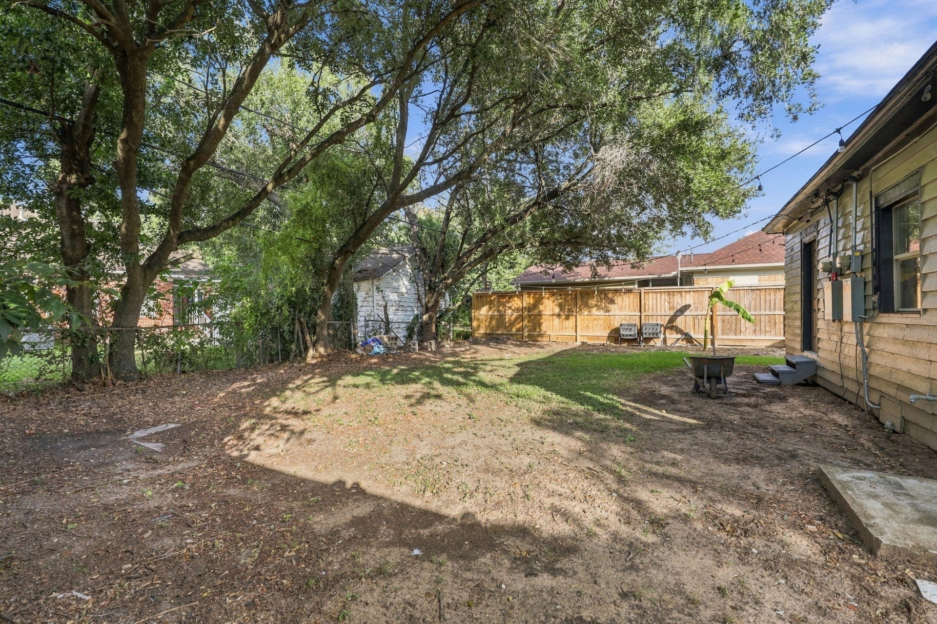 5129 Claremont Street, Houston, TX 77023 5129 Claremont Street, Houston, TX 77023