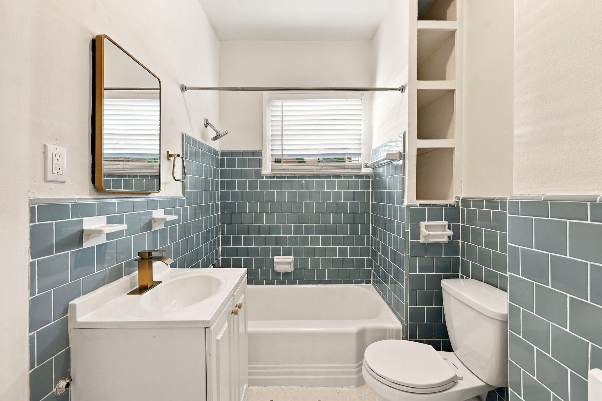 5129 Claremont Street, Houston, TX 77023 Unit 2 Full bathroom, with washer/dryer area to the left.
