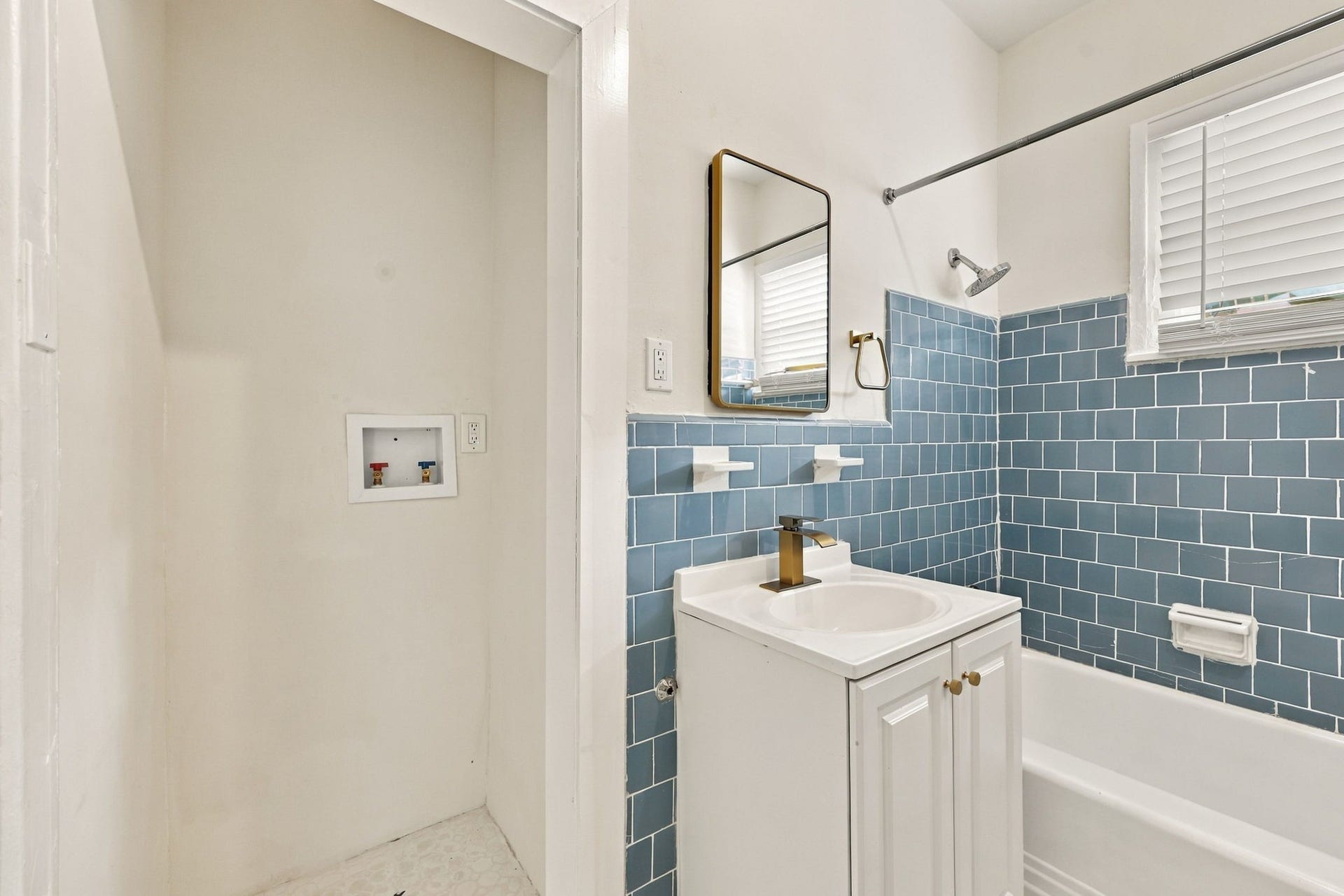 5129 Claremont Street, Houston, TX 77023 Unit 2: Bathroom with washer/dryer connections.
