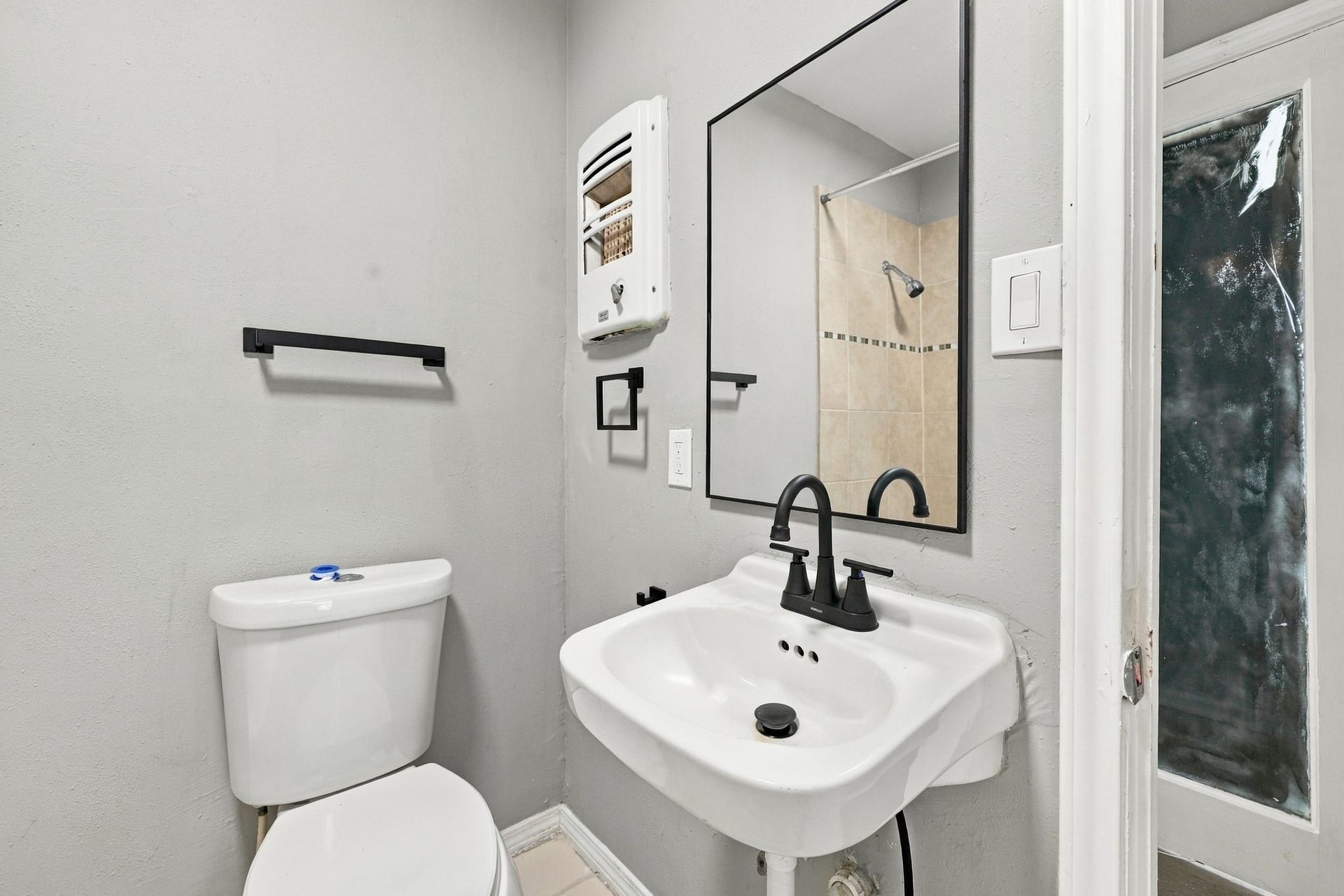 5129 Claremont Street, Houston, TX 77023 Unit 1 bathroom.