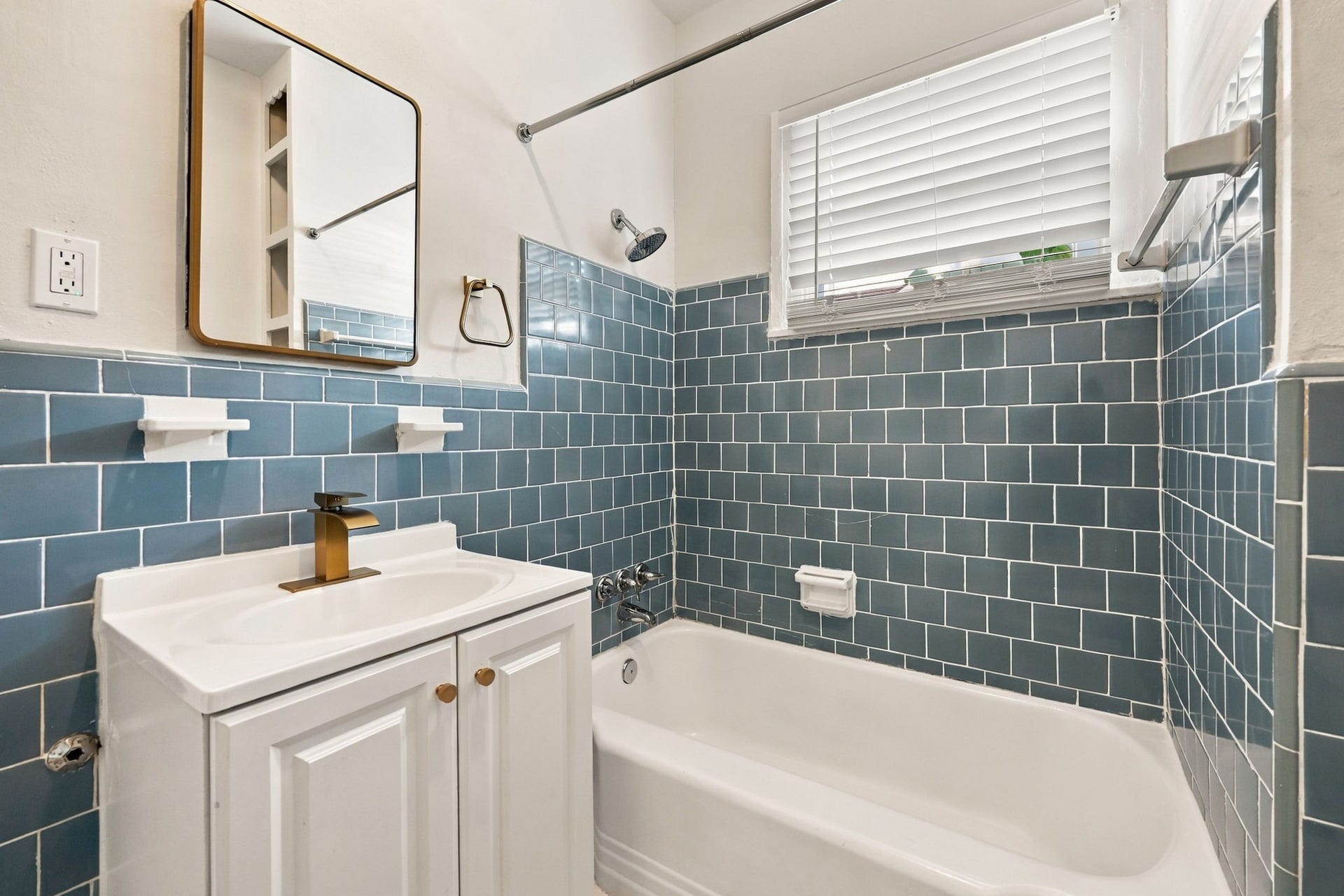 5129 Claremont Street, Houston, TX 77023 Unit 2: Bathroom with shower/tub combo.