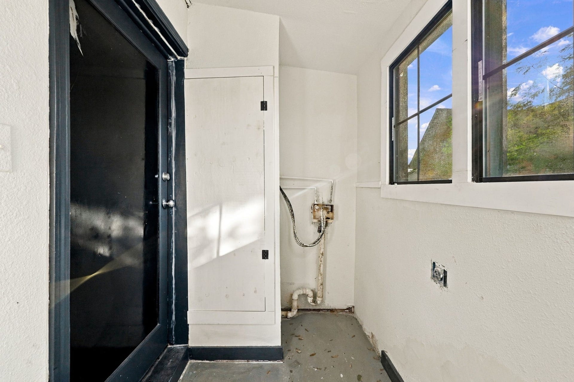 5129 Claremont Street, Houston, TX 77023 Washer/dryer utility area behind unit 1.