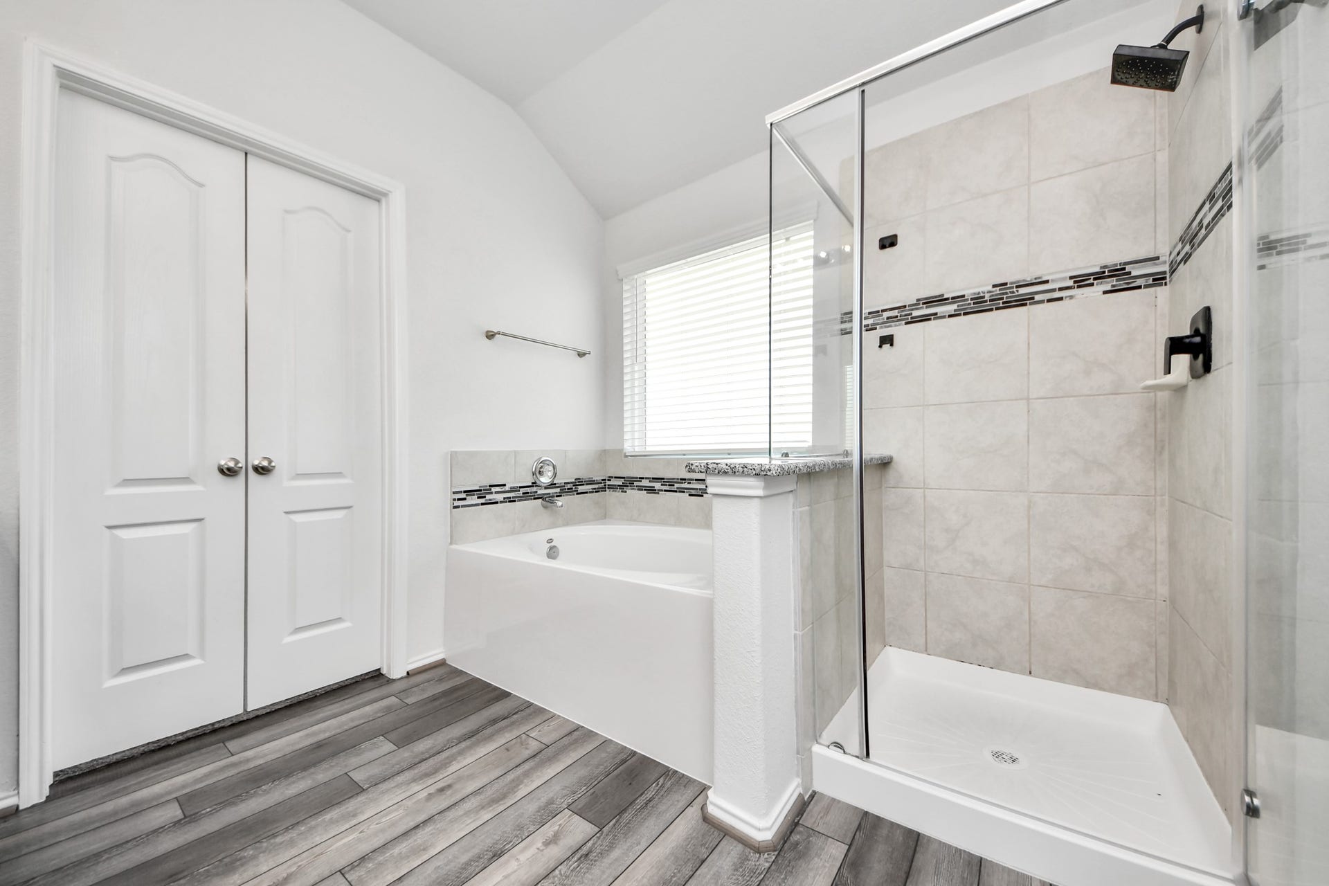 5186 Dry Hollow Drive, Alvin, TX 77511 Primary Bath