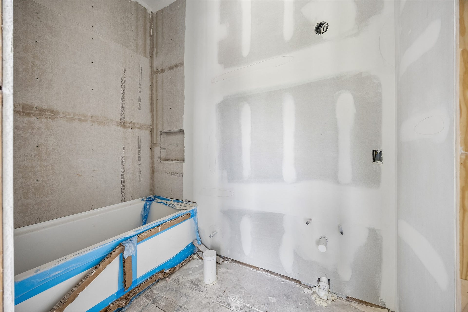 secondary bath with tub/shower