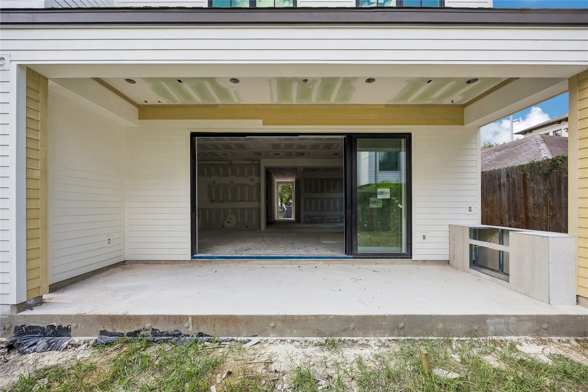 Rear lanai w/outdoor kitchen