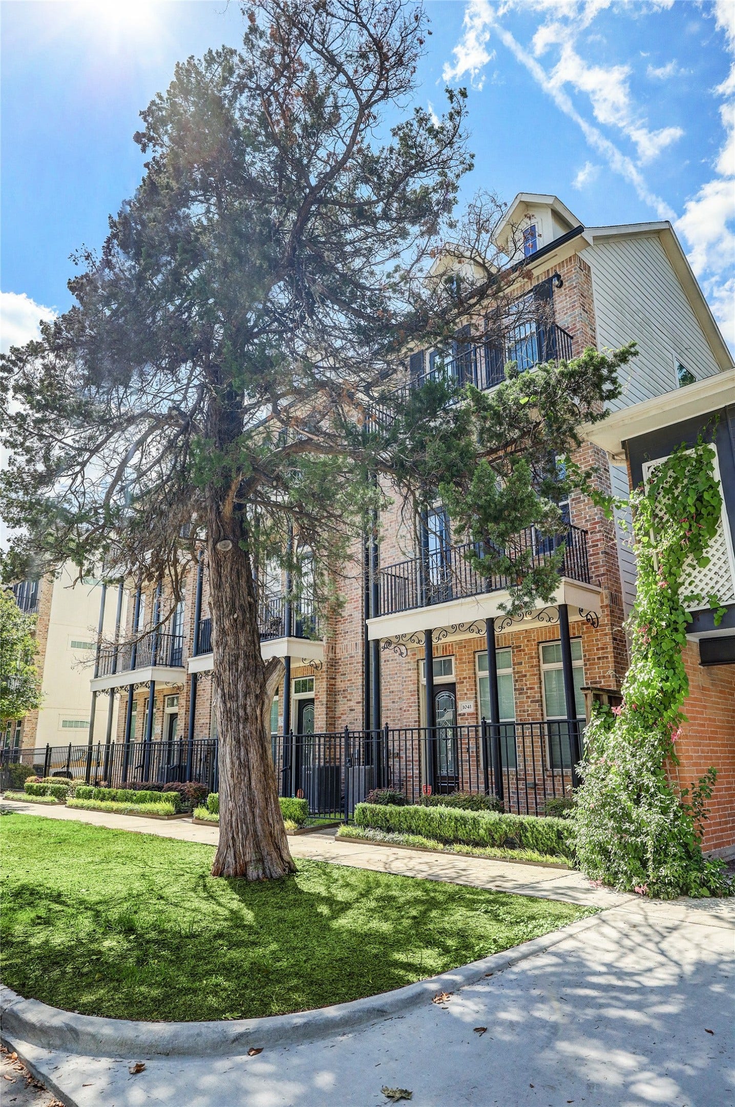 1041 Ashland Street, Houston, TX 77008 1041 Ashland Street, Houston, TX 77008