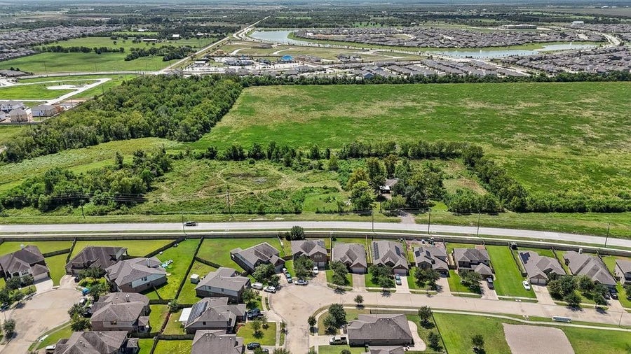 Property photo for 1902 County Road 56, Rosharon, TX