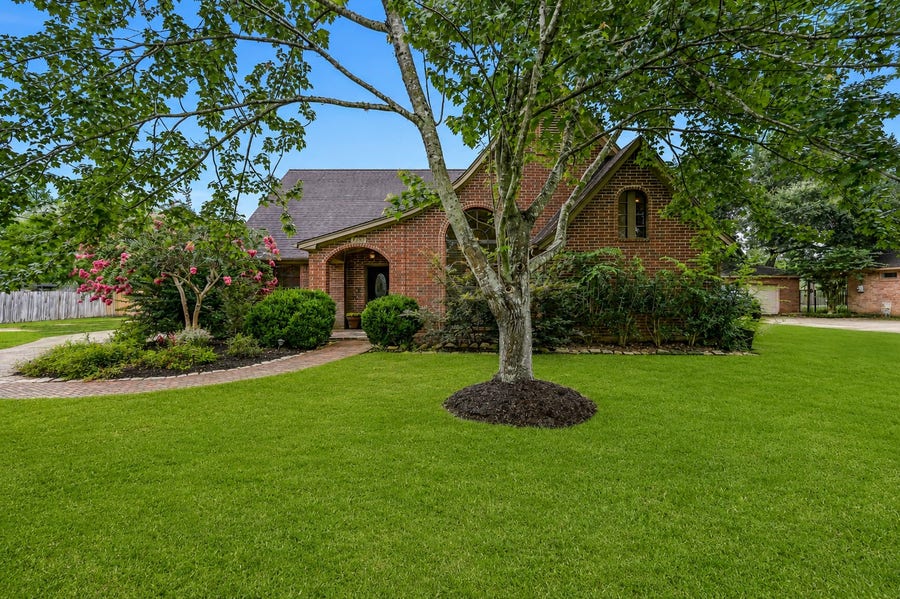 Property photo for 1207 W Edgewood Drive, Friendswood, TX