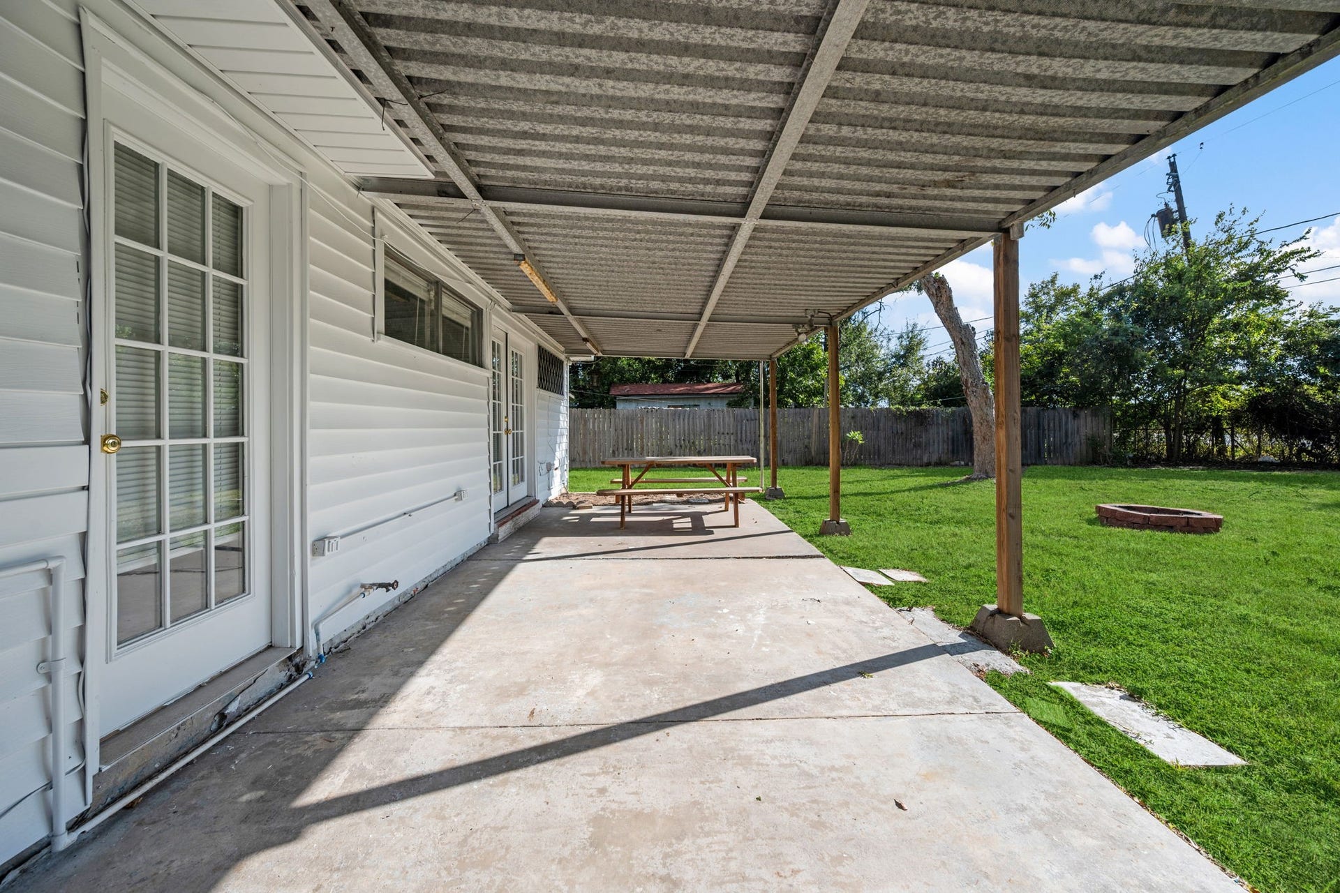 702 S Circle Drive, Baytown, TX 77520 spacious covered back