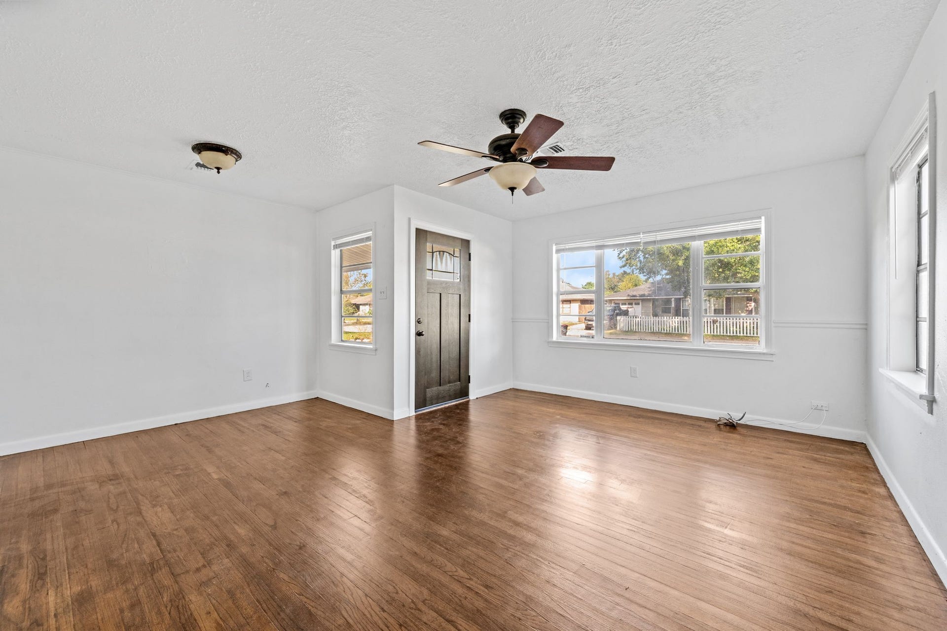 702 S Circle Drive, Baytown, TX 77520 formal living