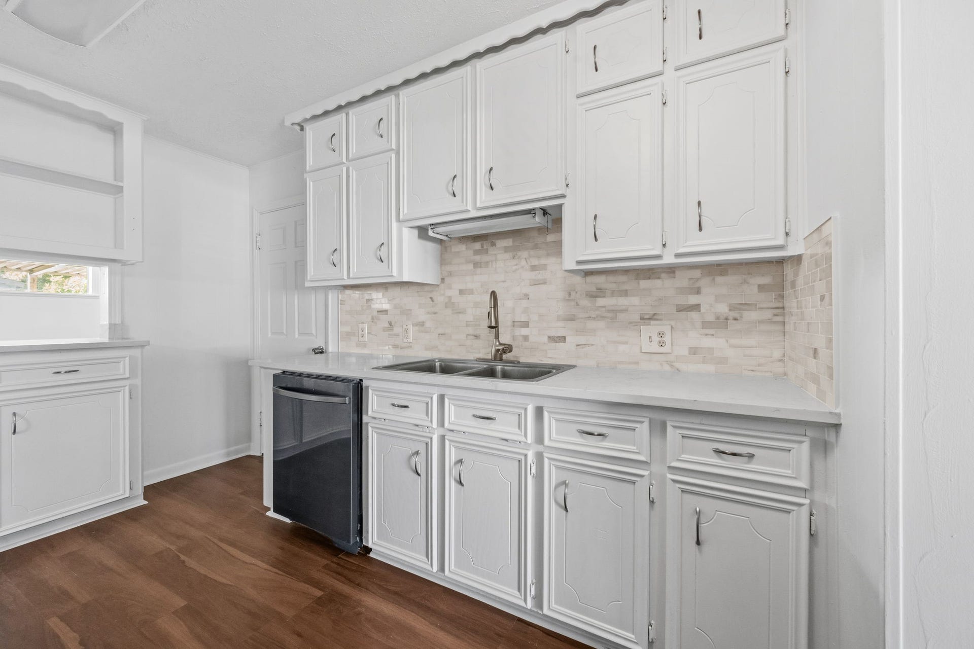 702 S Circle Drive, Baytown, TX 77520 spacious kitchen