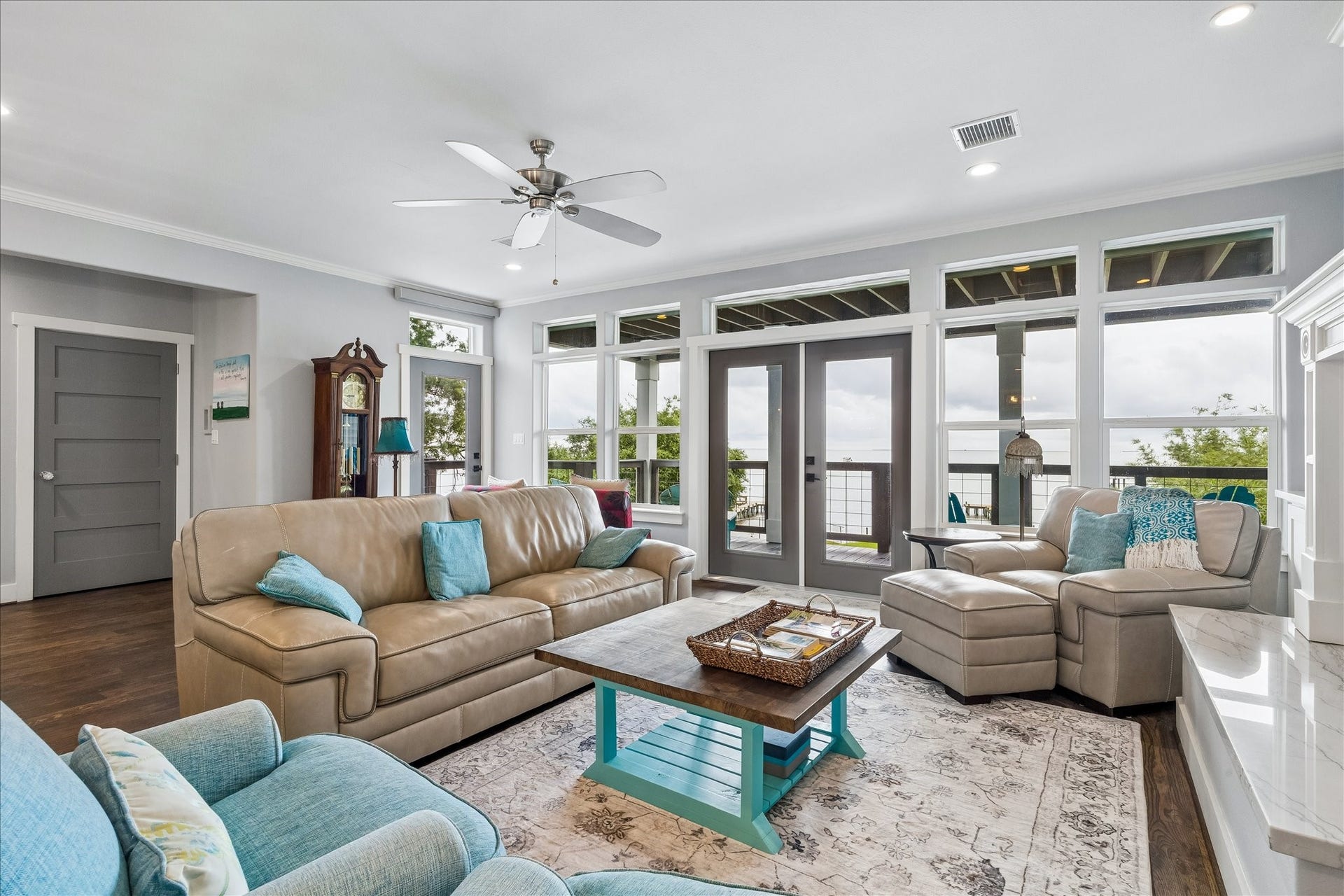 4019 Bayshore Drive Drive, Bacliff, TX 77518 Plenty of sitting areas to watch TV or the sunrise