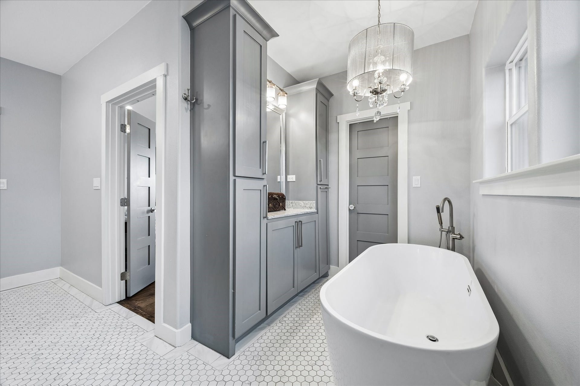 4019 Bayshore Drive Drive, Bacliff, TX 77518 Soaking tub, powder area and walk in closet