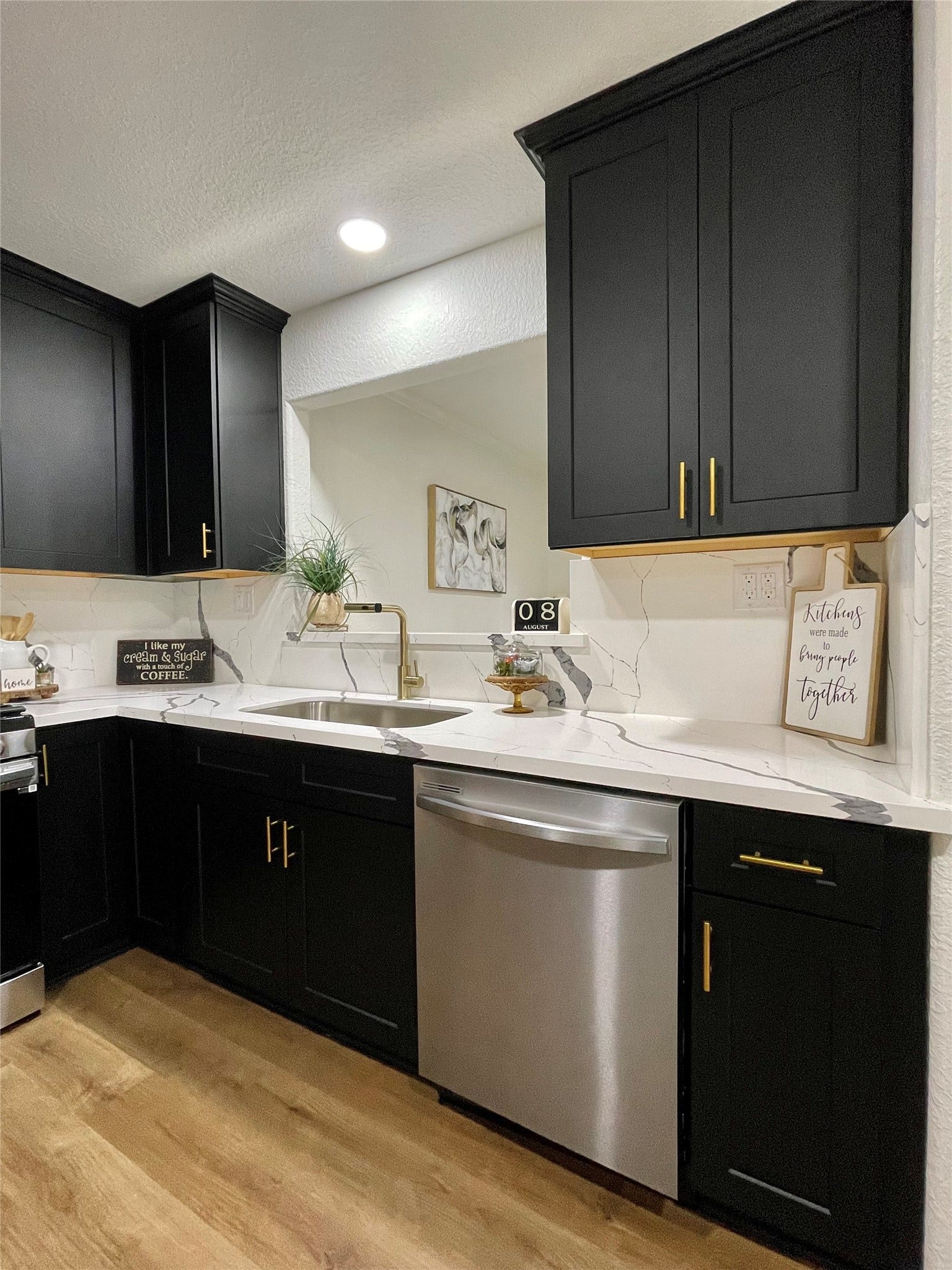 417 Jasmine Street, Lake Jackson, TX 77566 Elegant cabinetry with soft close drawers and cabinets.