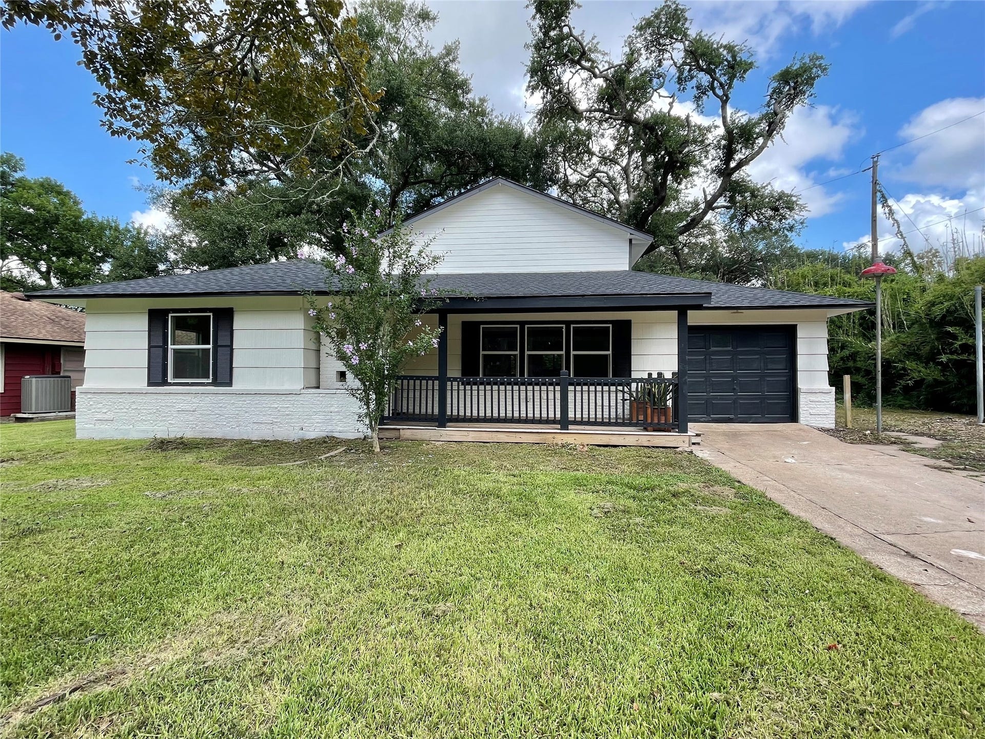 417 Jasmine Street, Lake Jackson, TX 77566 Great Curb Appeal!!