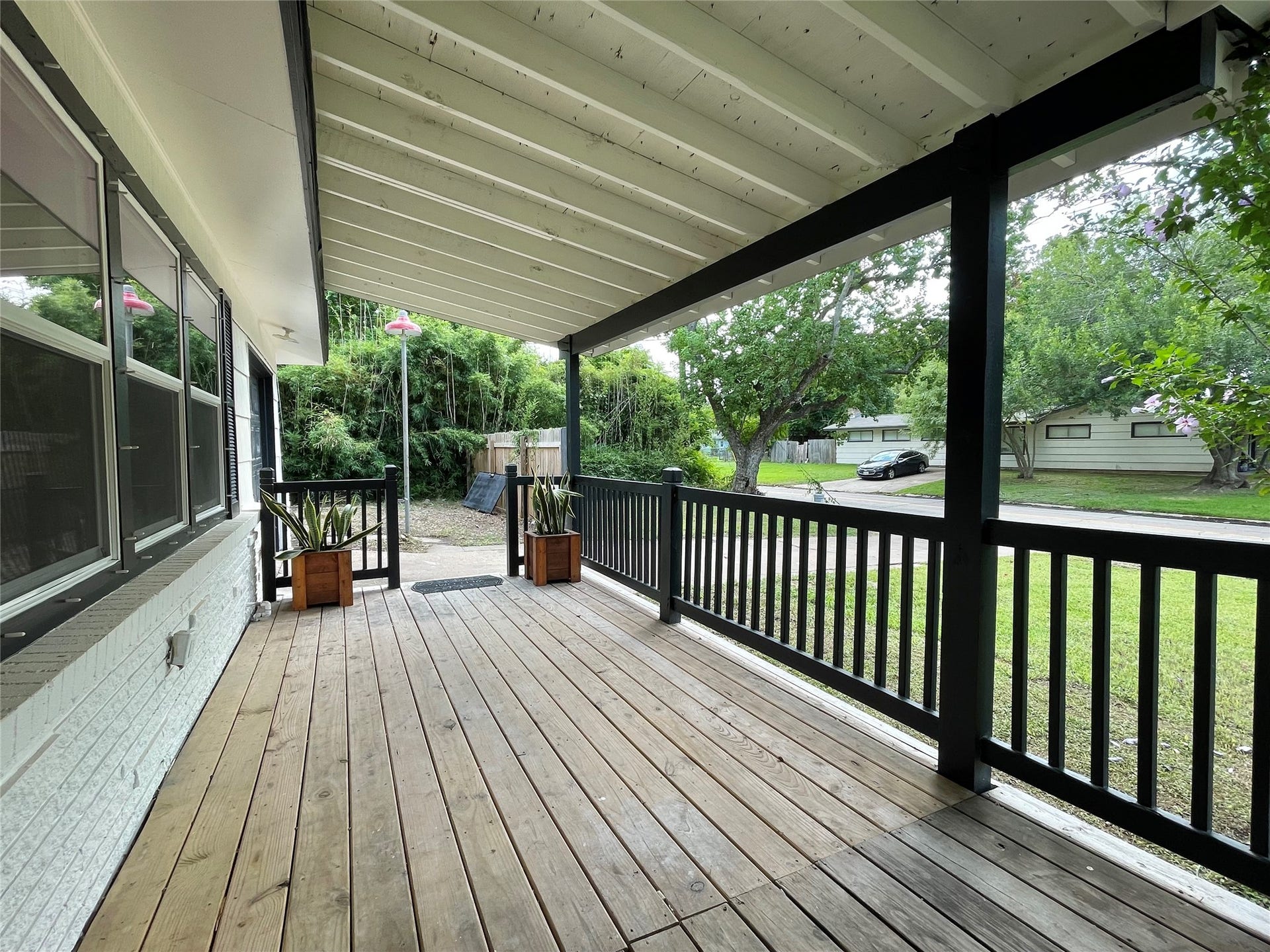 417 Jasmine Street, Lake Jackson, TX 77566 Spacious front porch