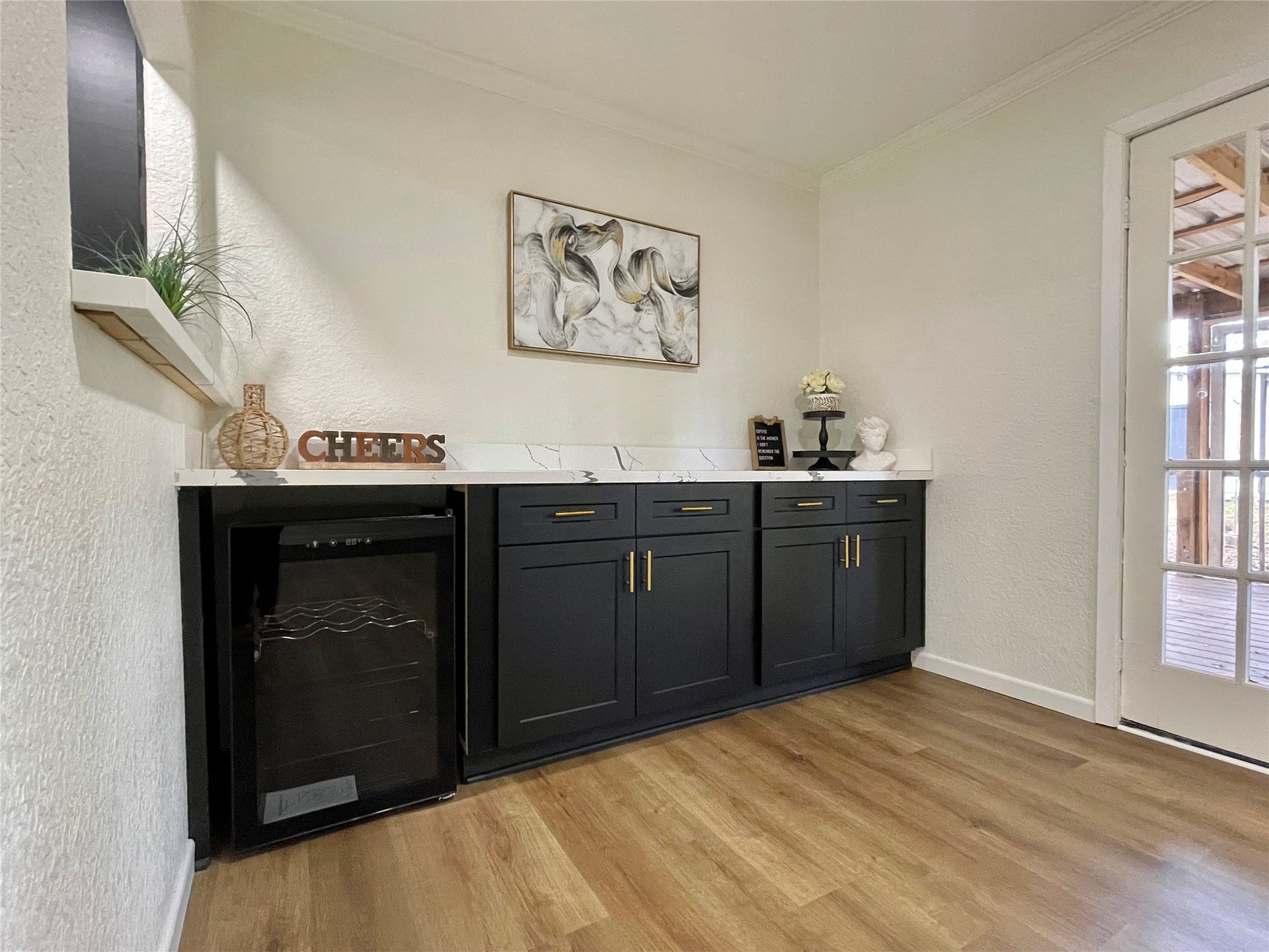 417 Jasmine Street, Lake Jackson, TX 77566 Dry Bar with beverage cooler.