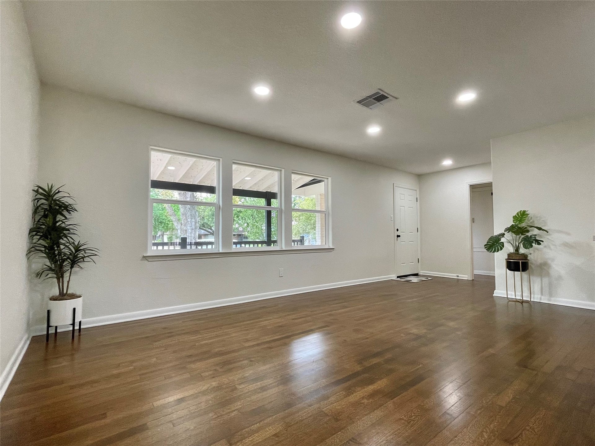 417 Jasmine Street, Lake Jackson, TX 77566 Living Room
